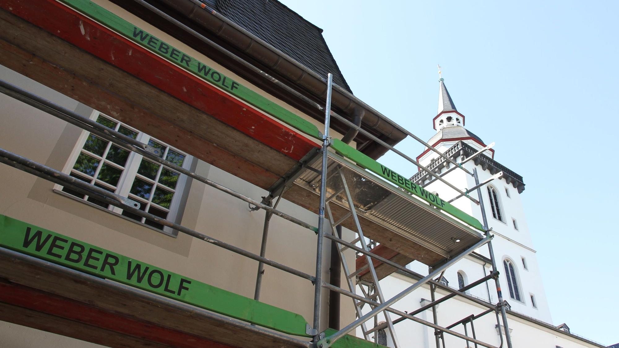 Haus Maurus mit dem Karmel der Unbeschuhten Karmeliten auf dem Michaelsberg bekommt einen neuen Anstrich