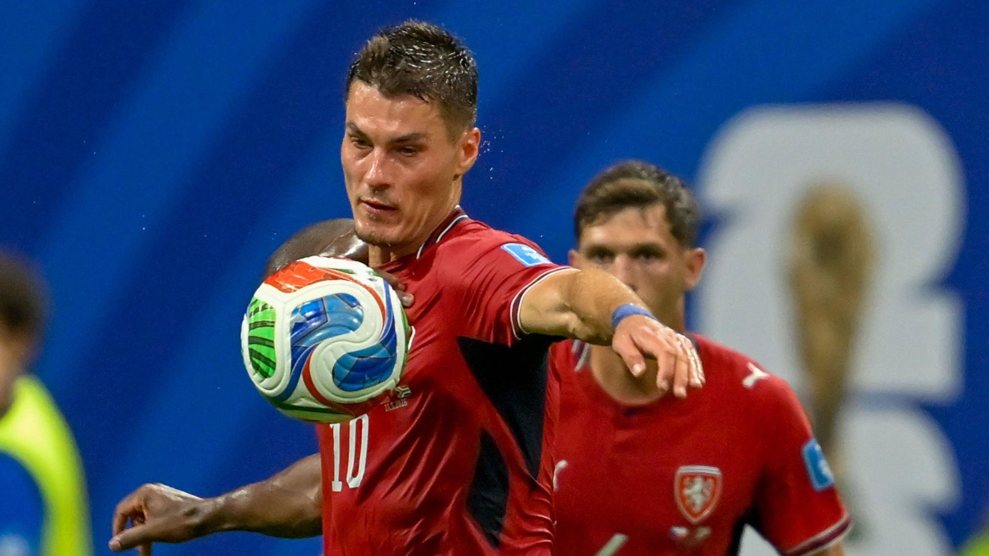 Patrik Schick bei der Ballannahme.