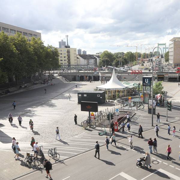 01.09.2025, Köln: Übersichtsaufnahme des Wiener Platz in Mülheim. Vieles, was Ende der 1980er-Jahre bei der Umgestaltung des Platzes geplant war, ist nicht realisiert worden. Foto: Arton Krasniqi
