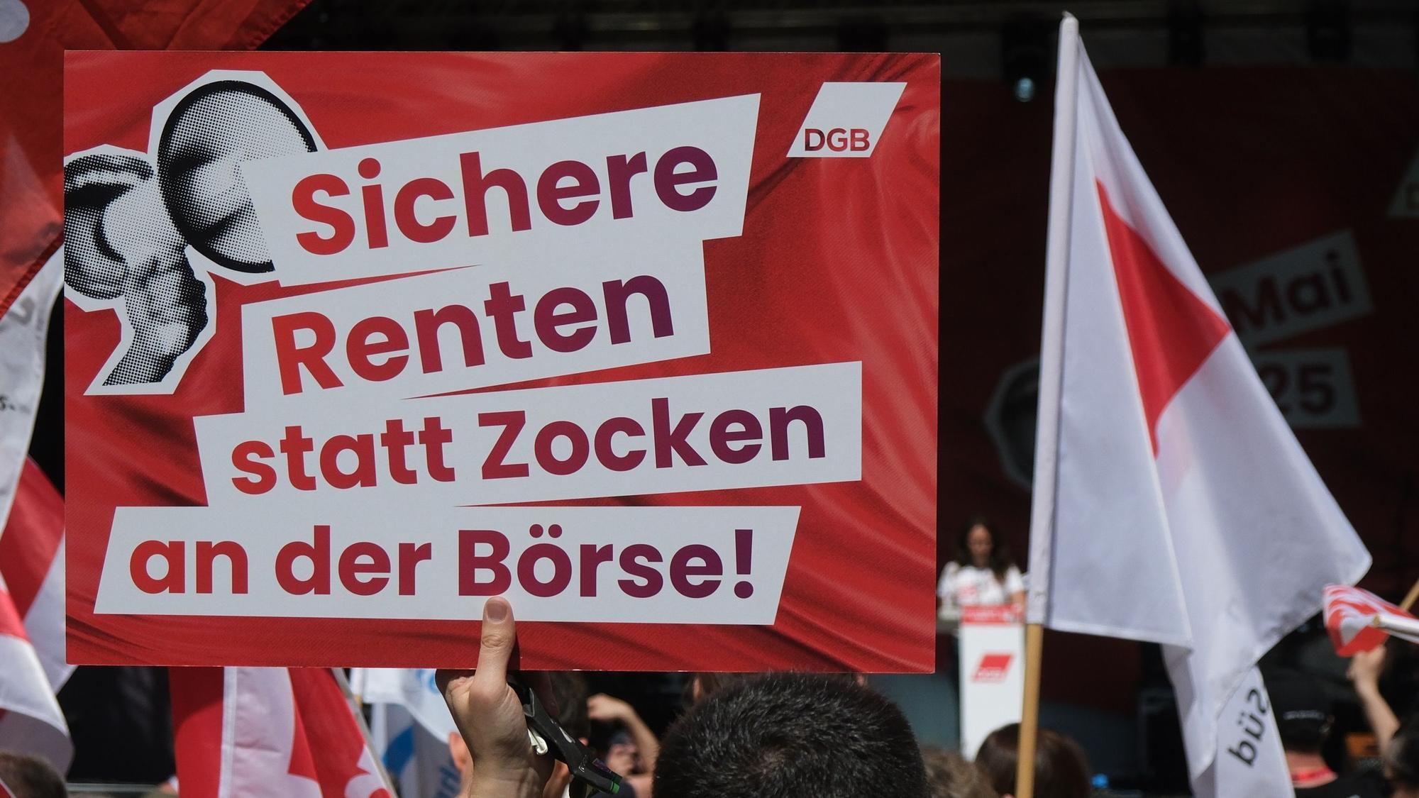 Ein Transparent wird bei einer Veranstaltung des Deutschen Gewerkschaftsbundes (DGB) in die Höhe gehalten (Archivbild).