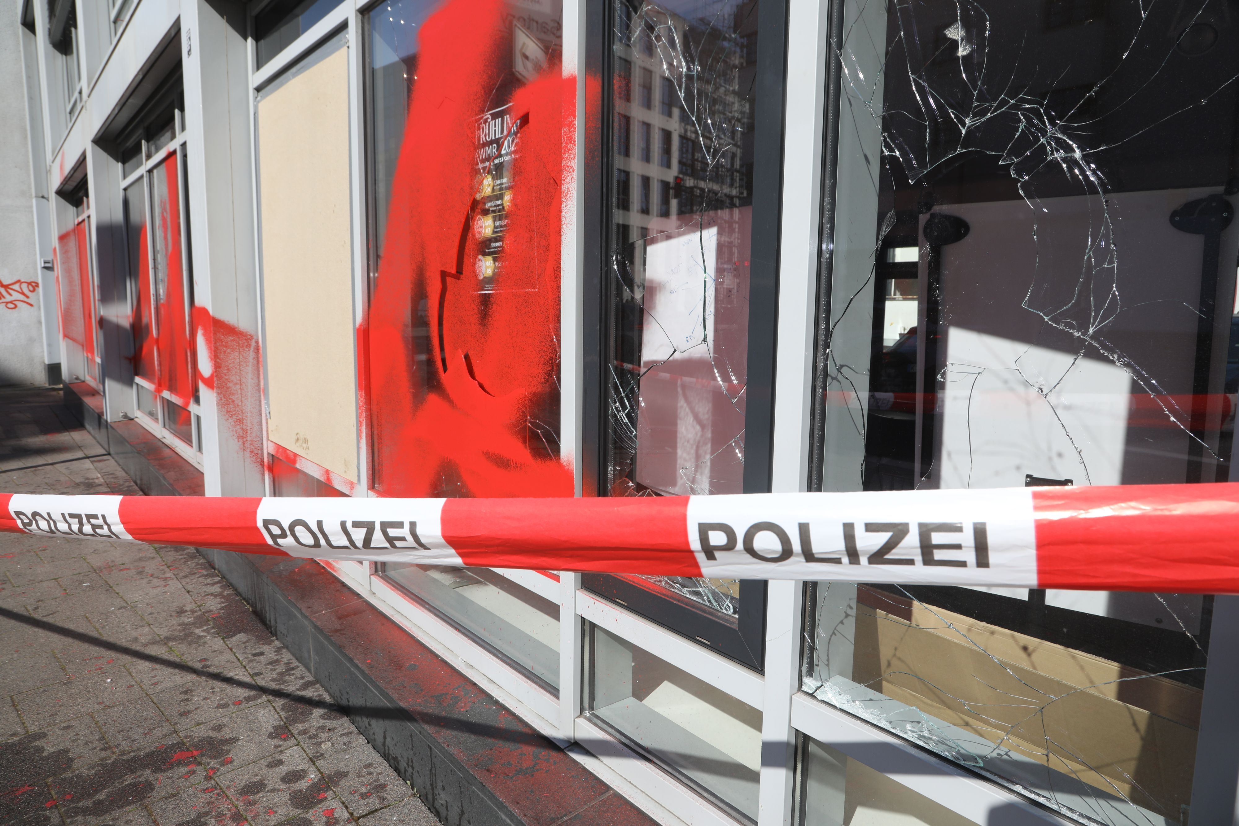 Die Parteizentrale der Kölner SPD ist im vergangenen Jahr angegriffen worden. Das Gebäude wurde mit Farbe beschmiert, zudem gingen zahlreiche Fensterscheiben zu Bruch.