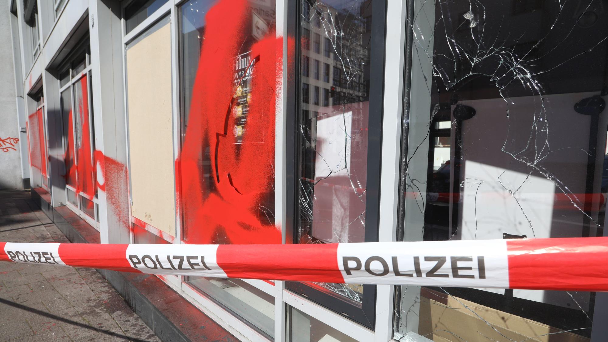 Die Parteizentrale der Kölner SPD ist im vergangenen Jahr angegriffen worden. Das Gebäude wurde mit Farbe beschmiert, zudem gingen zahlreiche Fensterscheiben zu Bruch.