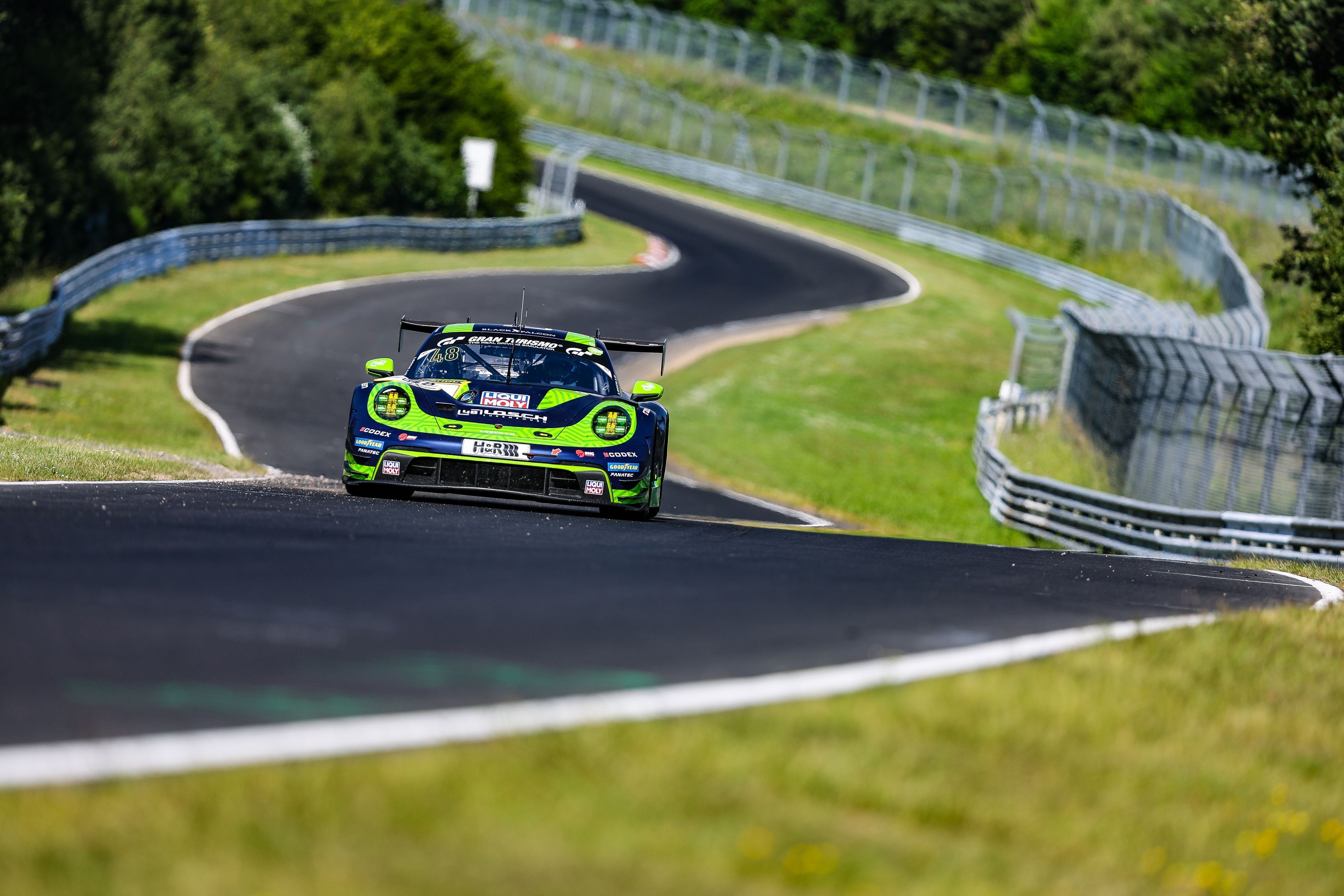 Der Porsche 911, der von Tobias Müller gelenkt wird, fährt über den Nürburgring.