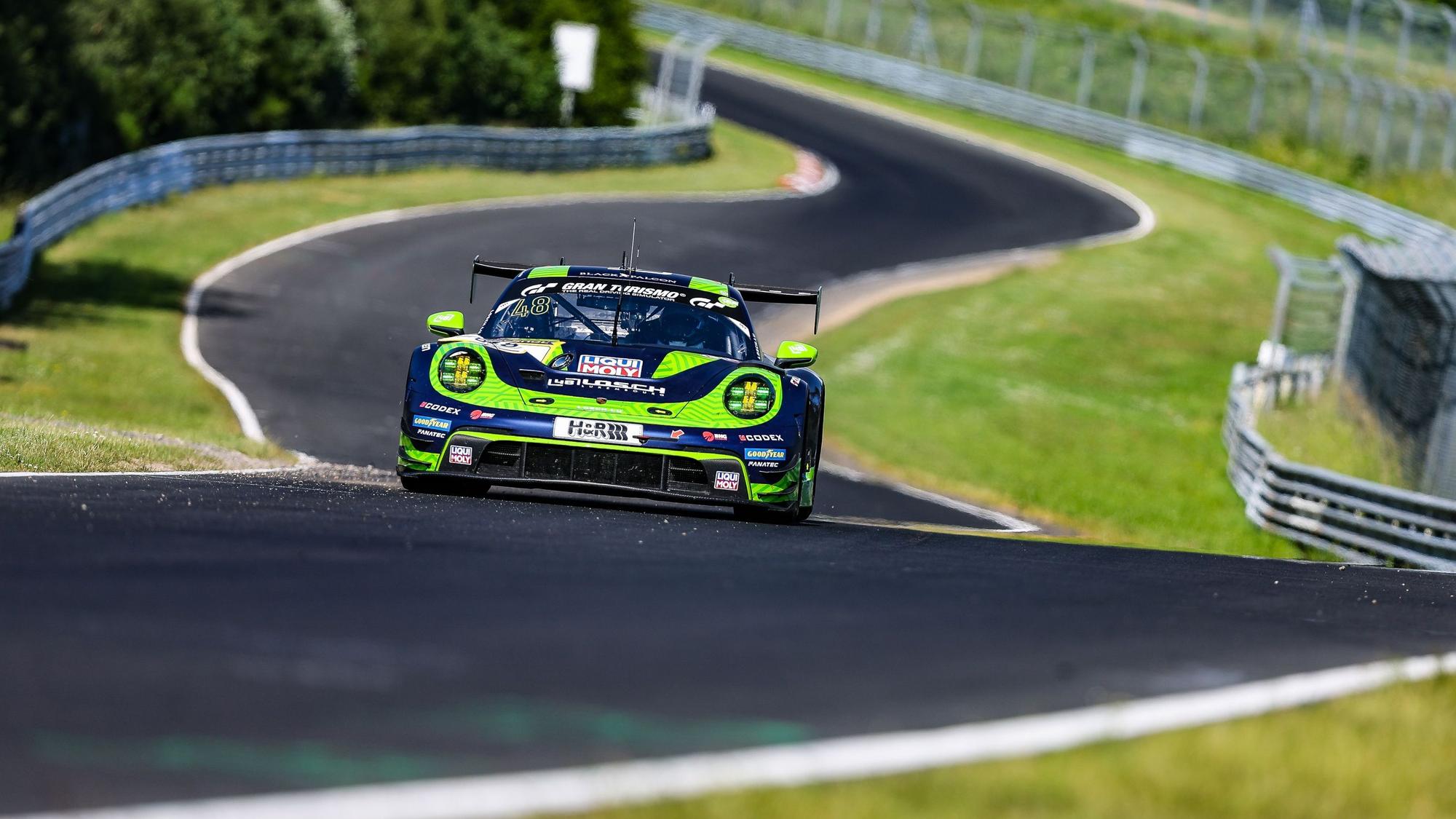 Der Porsche 911, der von Tobias Müller gelenkt wird, fährt über den Nürburgring.