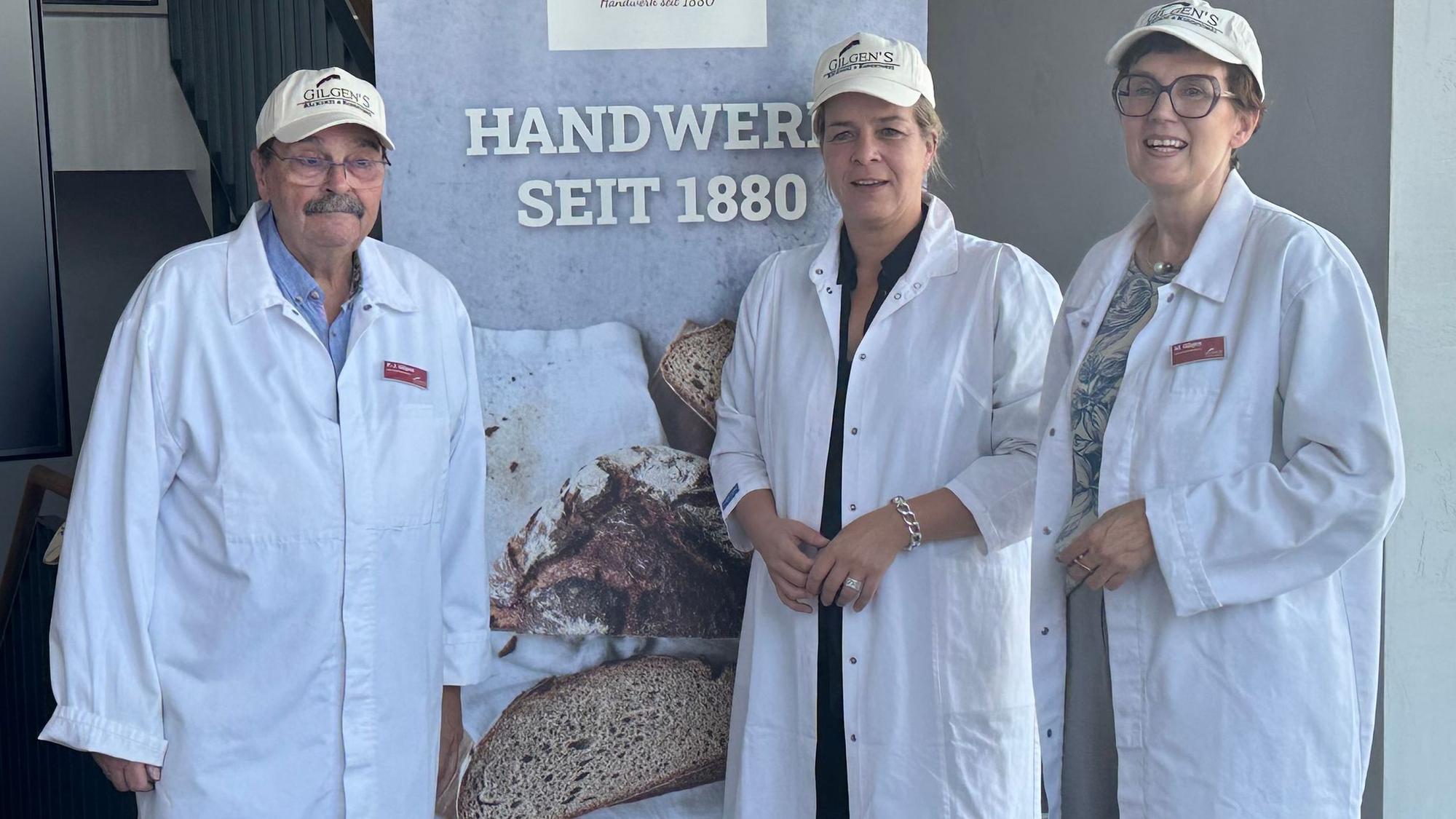 NRW-Wirtschaftsministerin Mona Neubaur zu Gast bei Gilgens in Hennef. Links Franz-Josef Gilgen, rechts Manuela Gilgen.