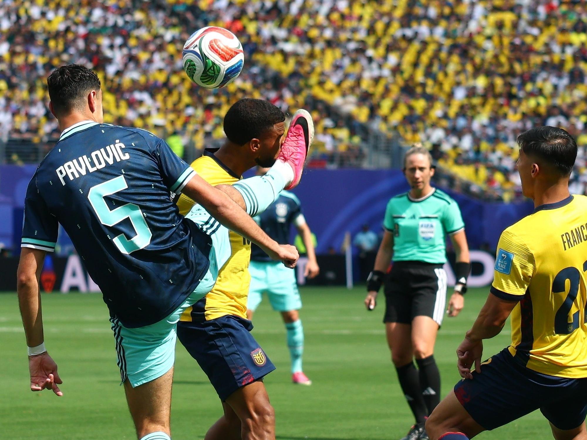 Aleksandar Pavlović (Deutschland, l.) und Pedro Vite (Ecuador) im Kampf um den Ball.