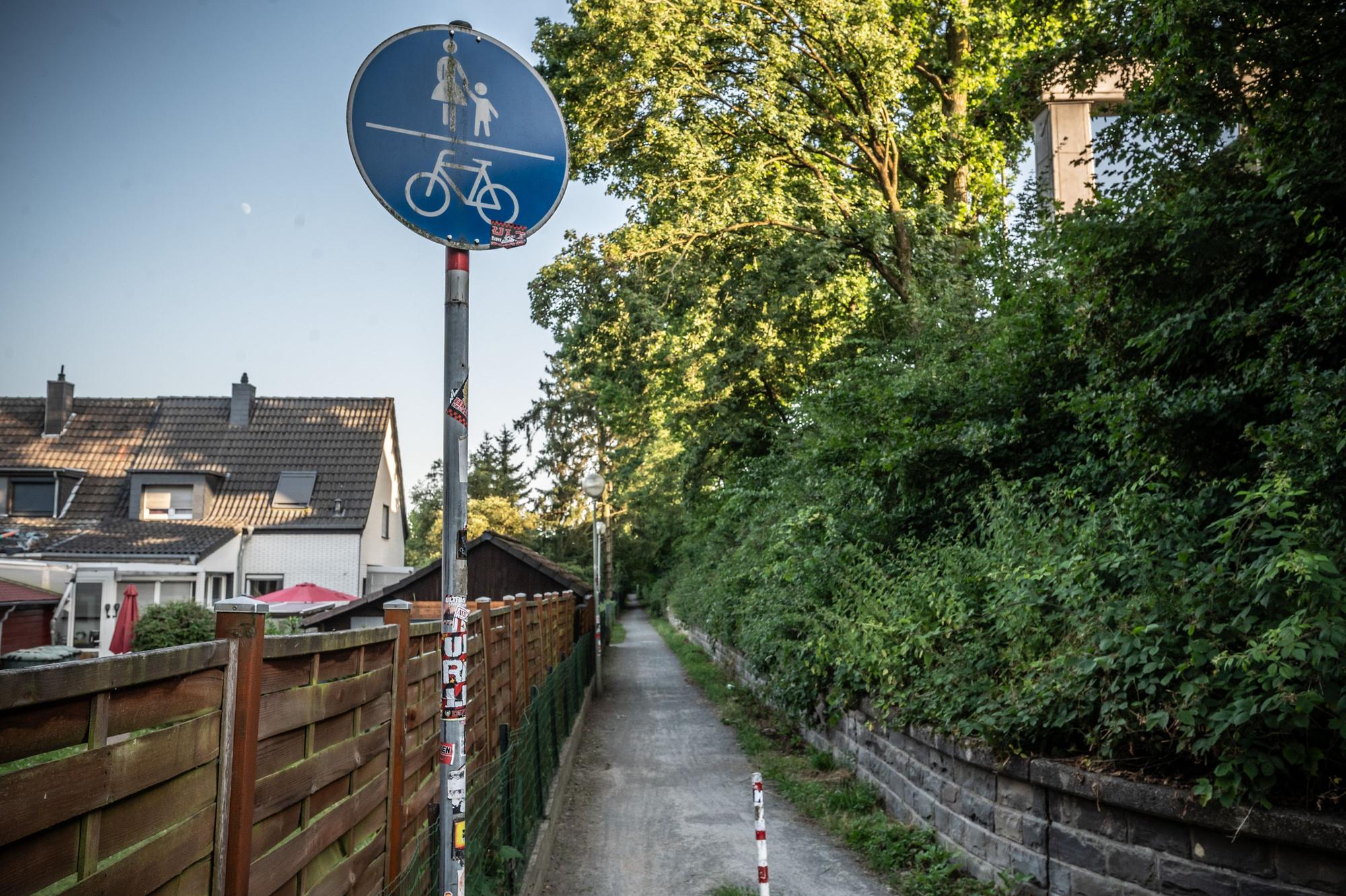 Autobahn: Der Radweg entlang der A3 in der verlängerung der Syltstraße soll entweder verlegt werden oder unter der Autobahn später in einer Galerie geführt werden,