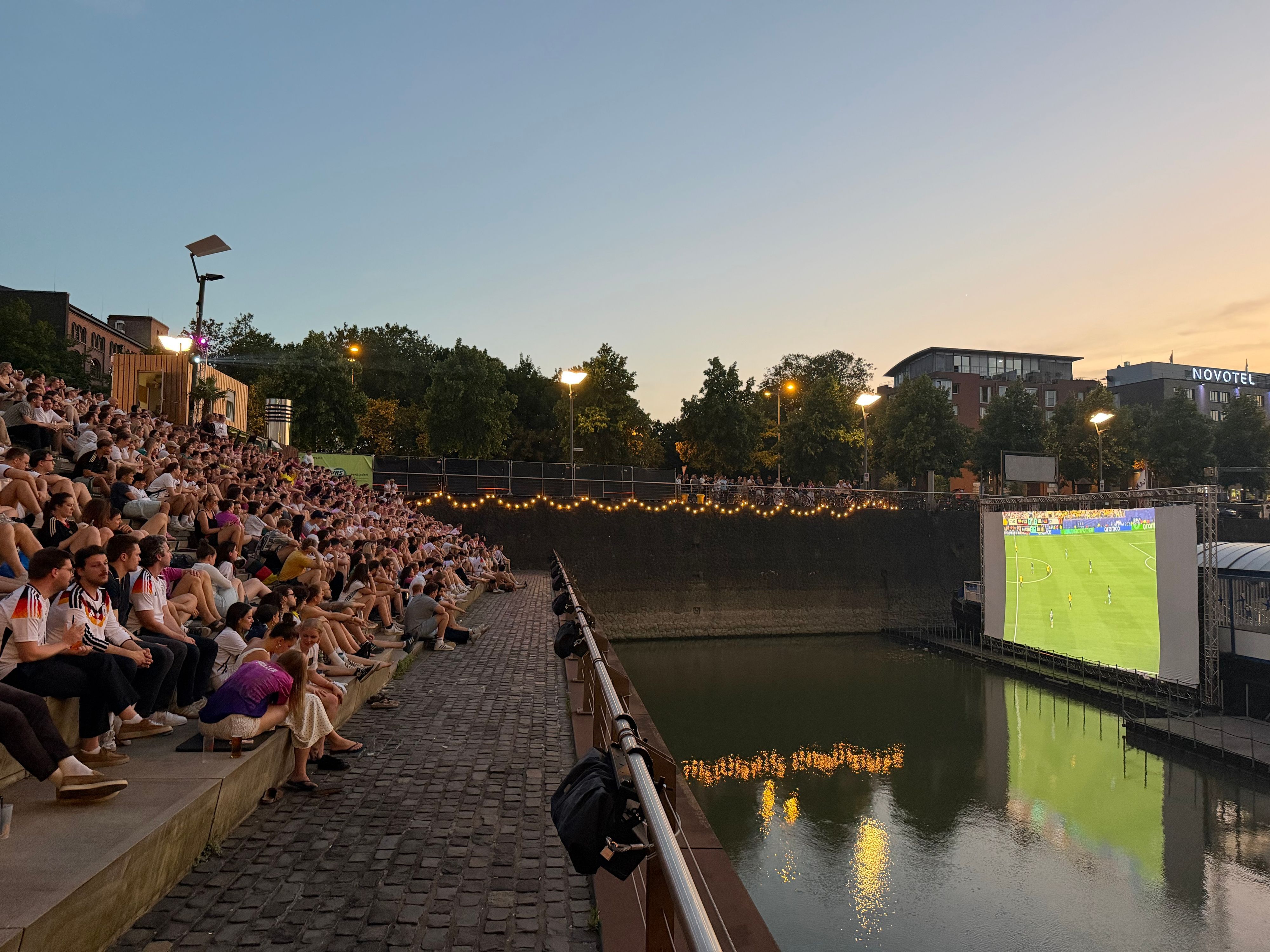 Public Viewing im Naturstrom Open Air Kino im Rheinauhafen.