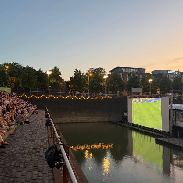 Public Viewing im Naturstrom Open Air Kino im Rheinauhafen.