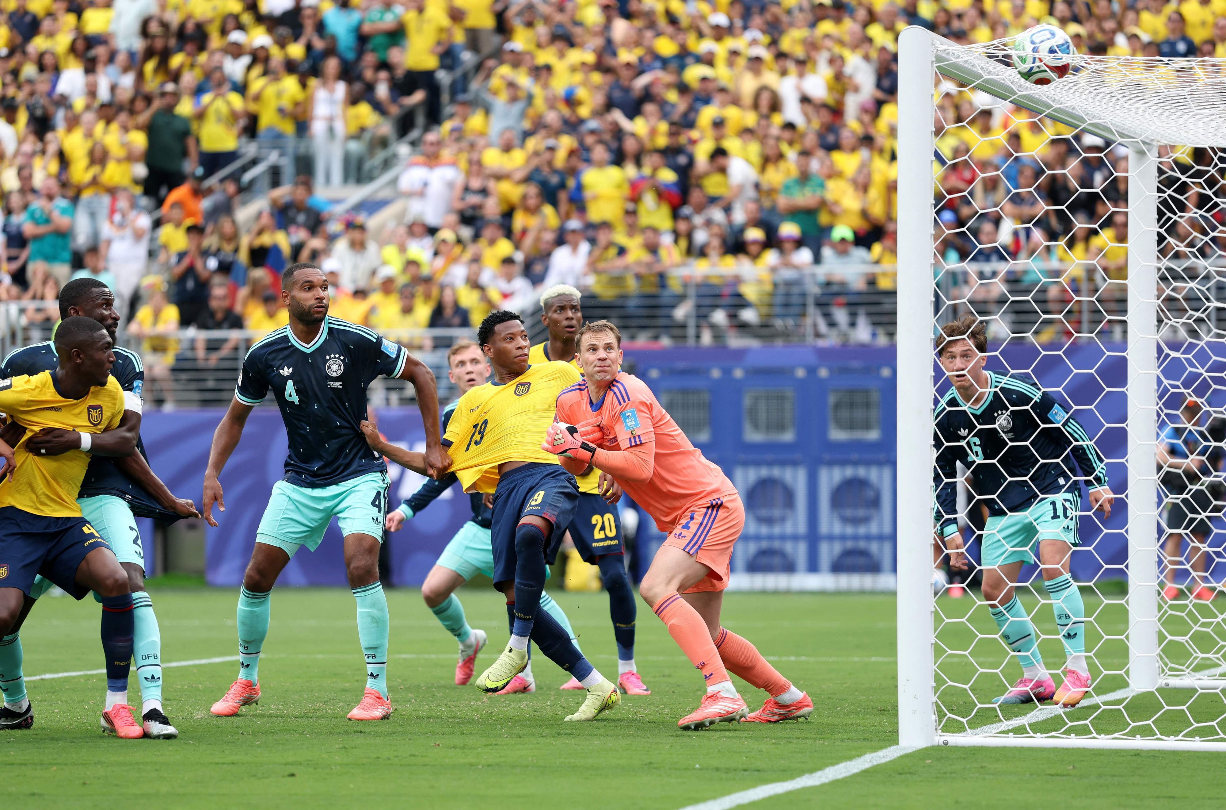Manuel Neuer guckt beim 1:2 dem Ball hinterher.
