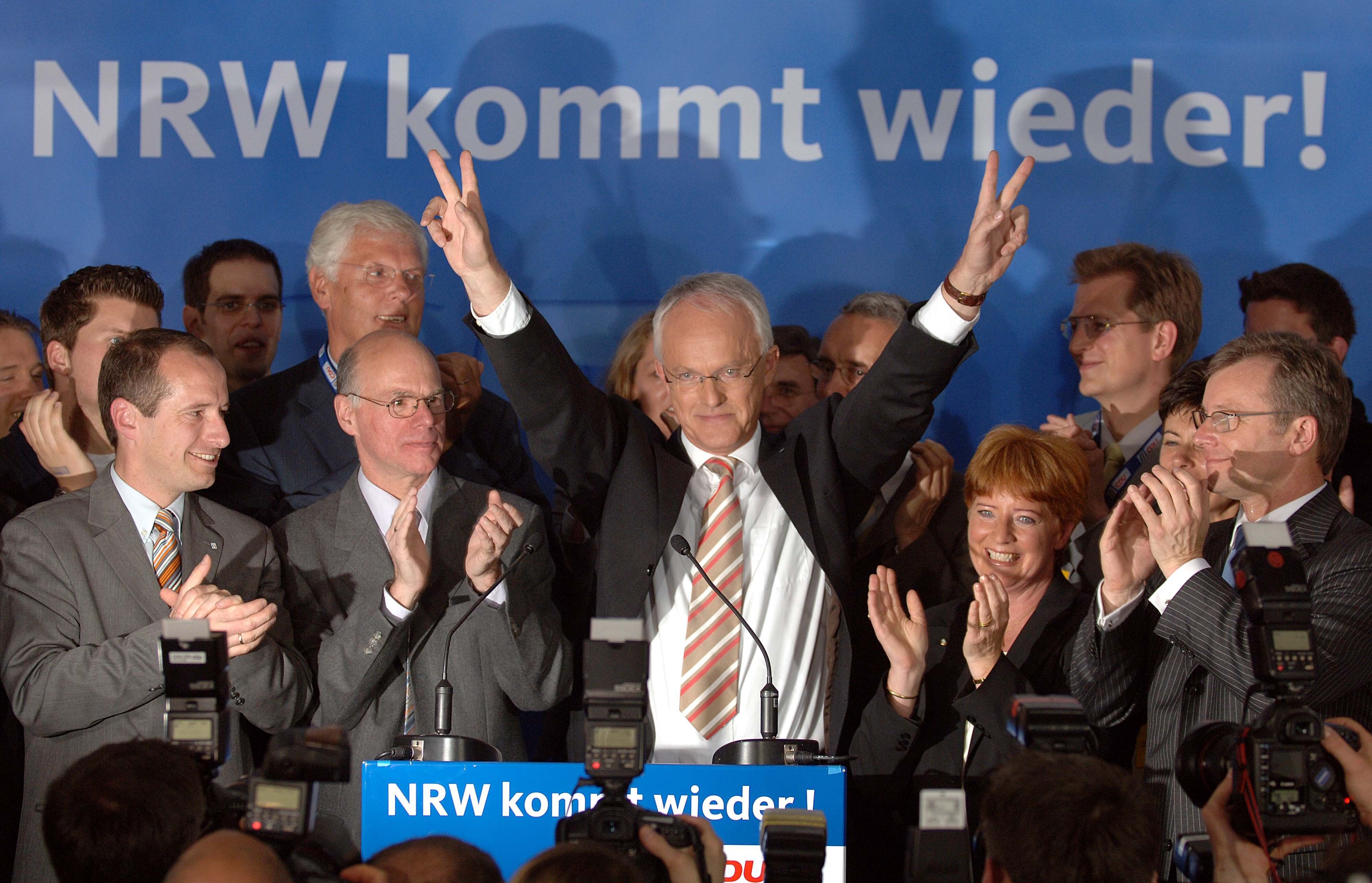 Der damalige Spitzenkandidat der CDU für die Landtagswahl in Nordrhein-Westfalen, Jürgen Rüttgers (M), freut sich mit Parteifreunden und seiner Frau Angelika am 22.Mai.2005 in Düsseldorf über die ersten Hochrechnungen.