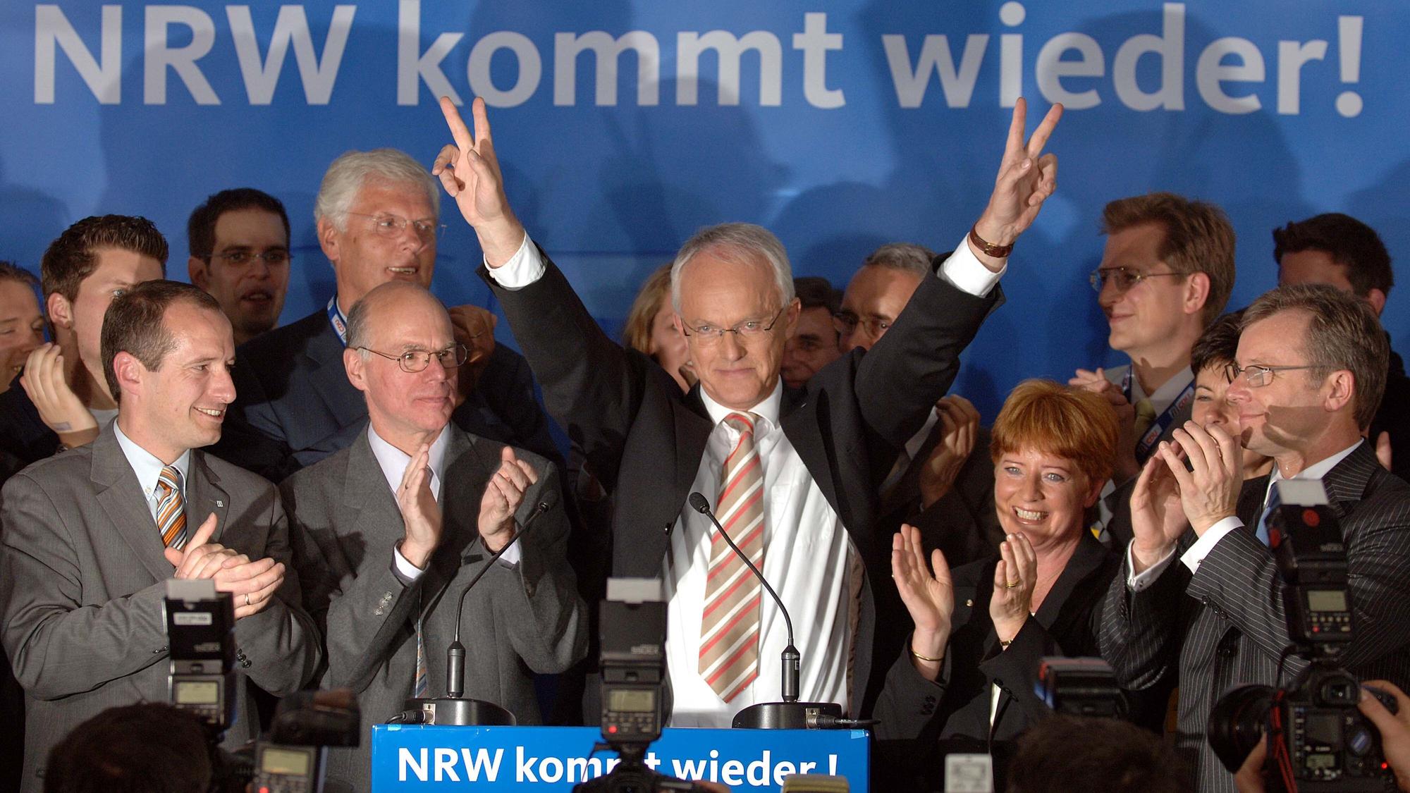 Der damalige Spitzenkandidat der CDU für die Landtagswahl in Nordrhein-Westfalen, Jürgen Rüttgers (M), freut sich mit Parteifreunden und seiner Frau Angelika am 22.Mai.2005 in Düsseldorf über die ersten Hochrechnungen.