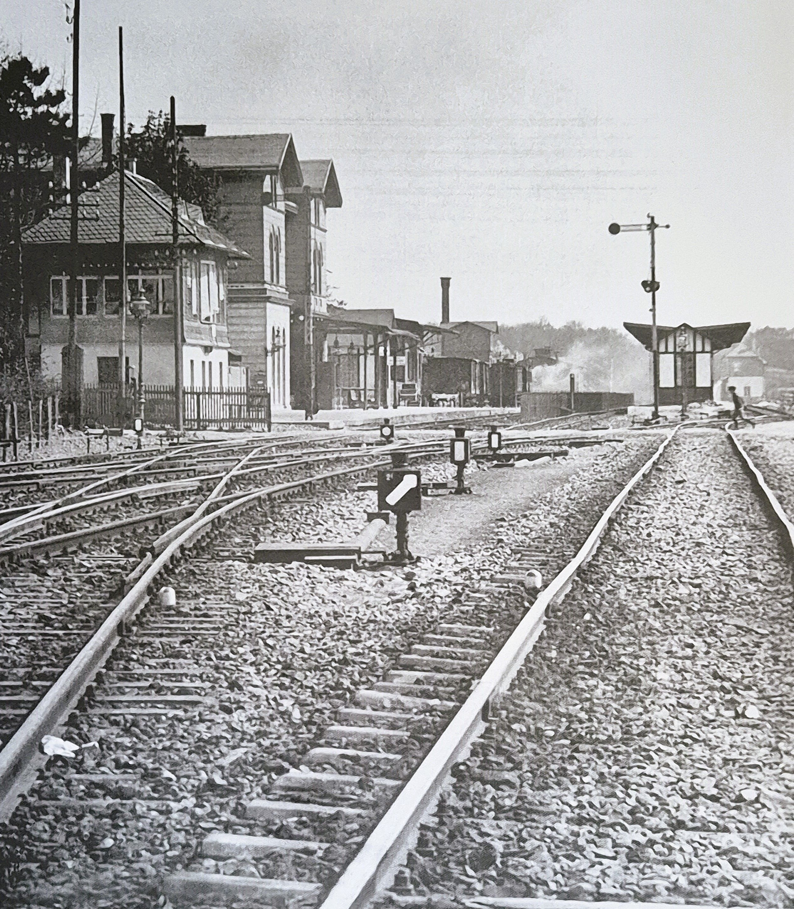Eine schwarz-weiße Aufnahme des ehemaligen Bahnhofs in Bensberg.