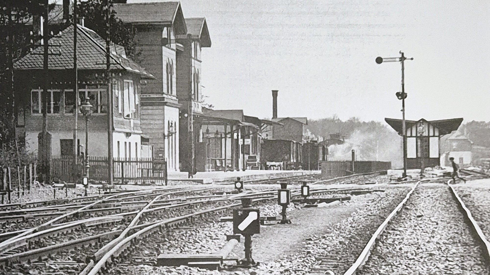 Eine schwarz-weiße Aufnahme des ehemaligen Bahnhofs in Bensberg.