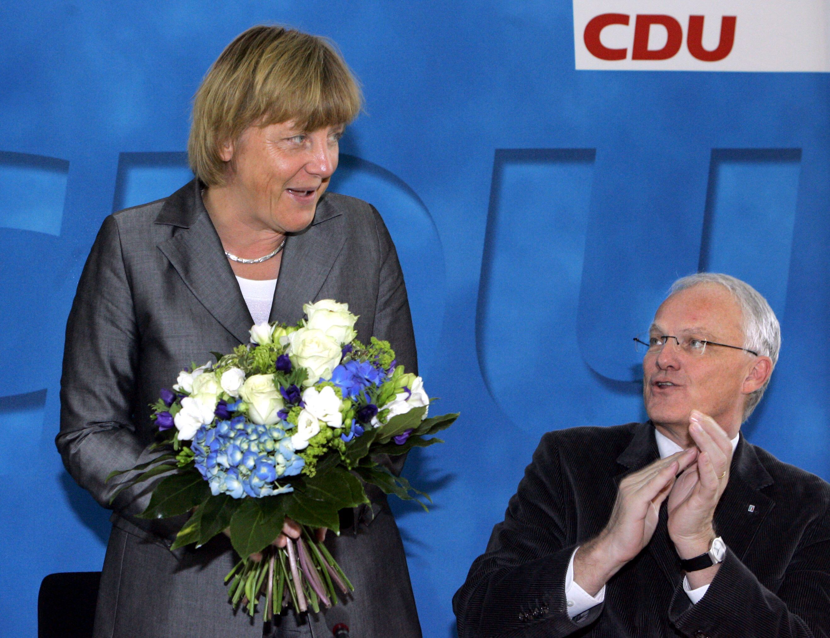Mit einem großen Blumenstrauß steht die CDU-Vorsitzende Angela Merkel im Jahr  2005 neben Jürgen Rüttgers.