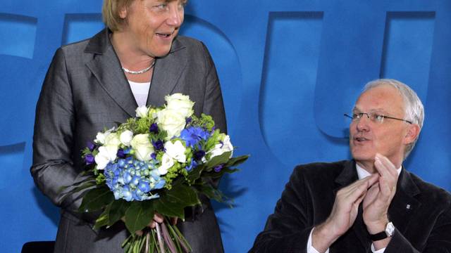 Mit einem großen Blumenstrauß steht die CDU-Vorsitzende Angela Merkel im Jahr 2005 neben Jürgen Rüttgers.