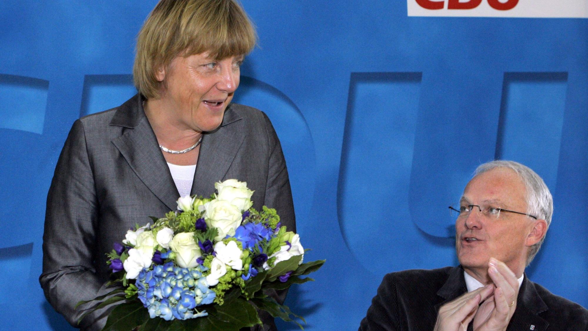Mit einem großen Blumenstrauß steht die CDU-Vorsitzende Angela Merkel im Jahr 2005 neben Jürgen Rüttgers.