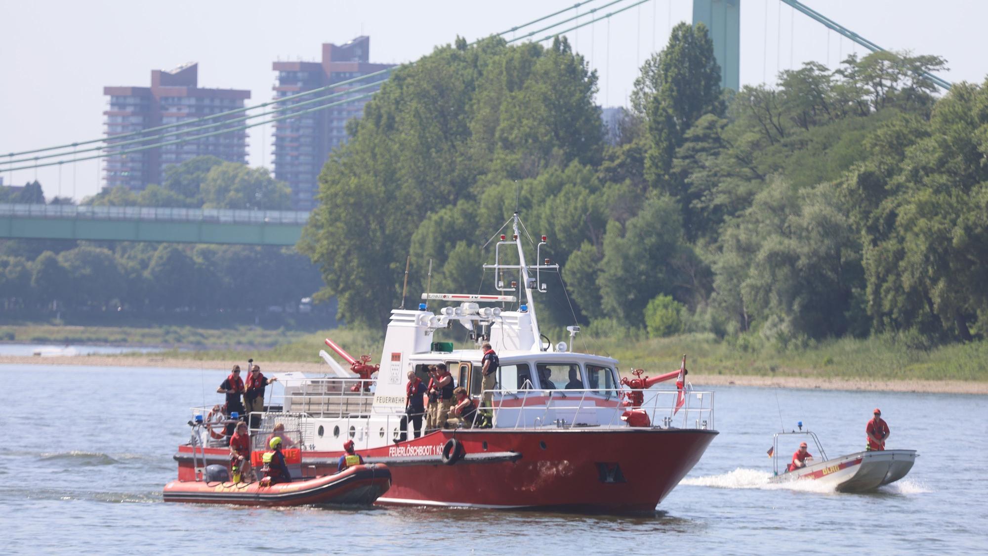 Boote von Feuerwehr und DLRG auf dem Rhein