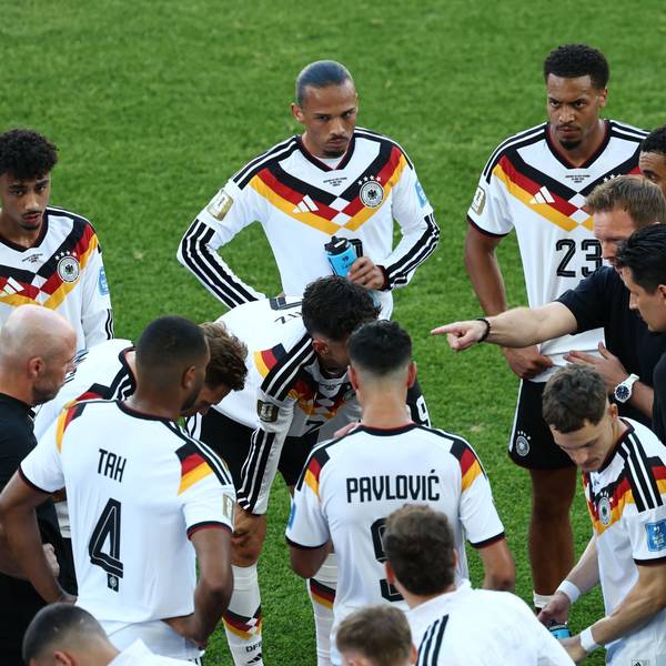 Die DFB-Spieler lauschen, was Julian Nagelsmann zu sagen hat.