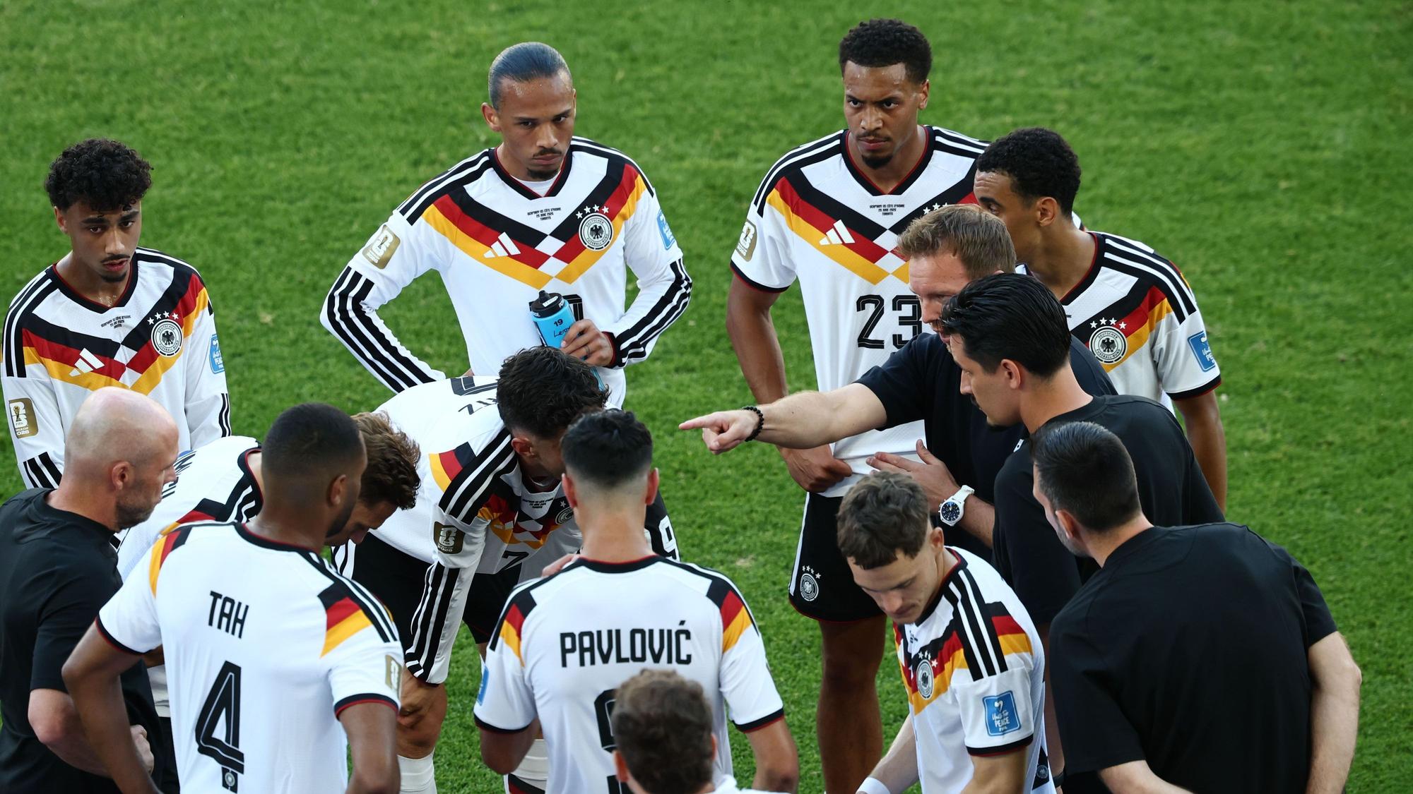 Die DFB-Spieler lauschen, was Julian Nagelsmann zu sagen hat.