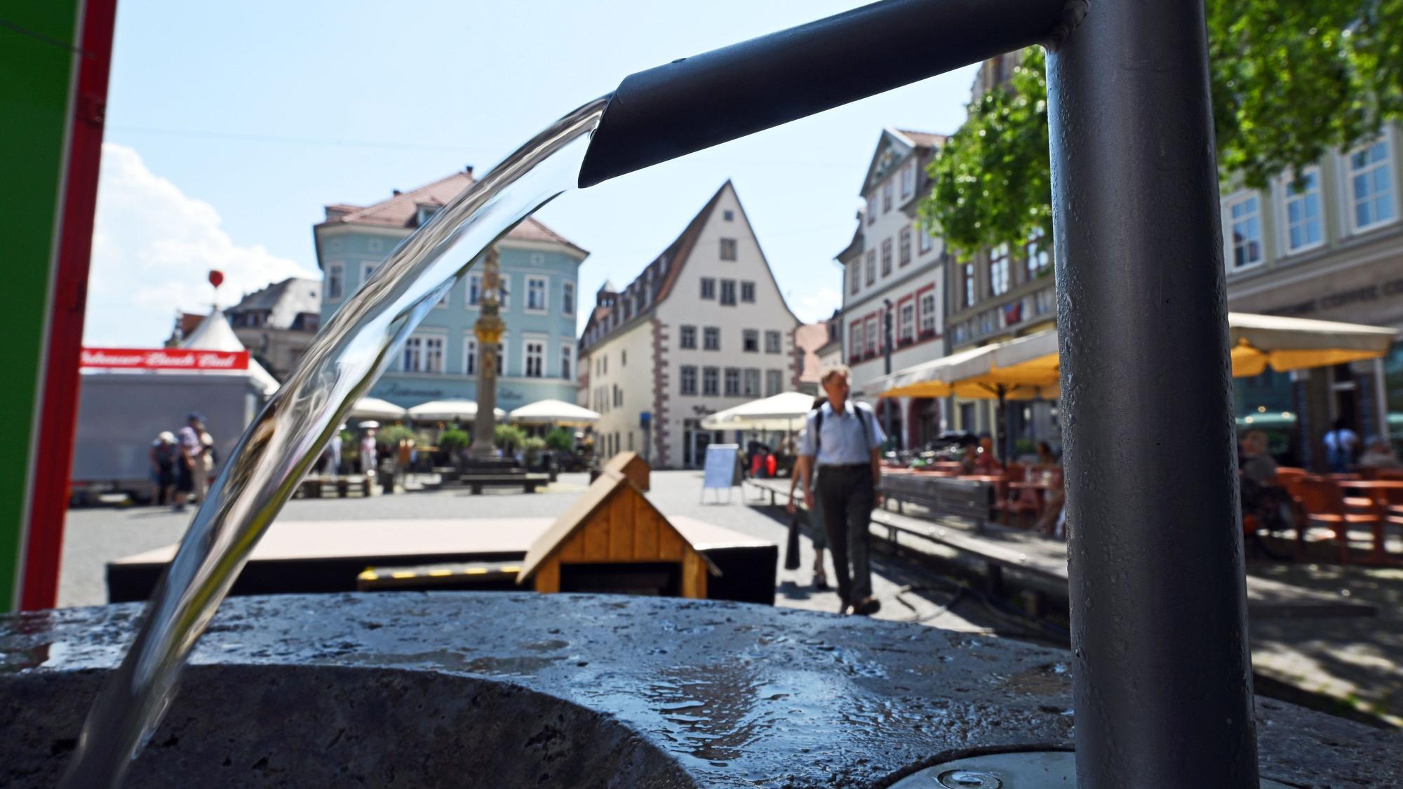 Das Bild zeigt einen öffentlichen Trinkbrunnen in Erfurt auf dem Marktplatz.
