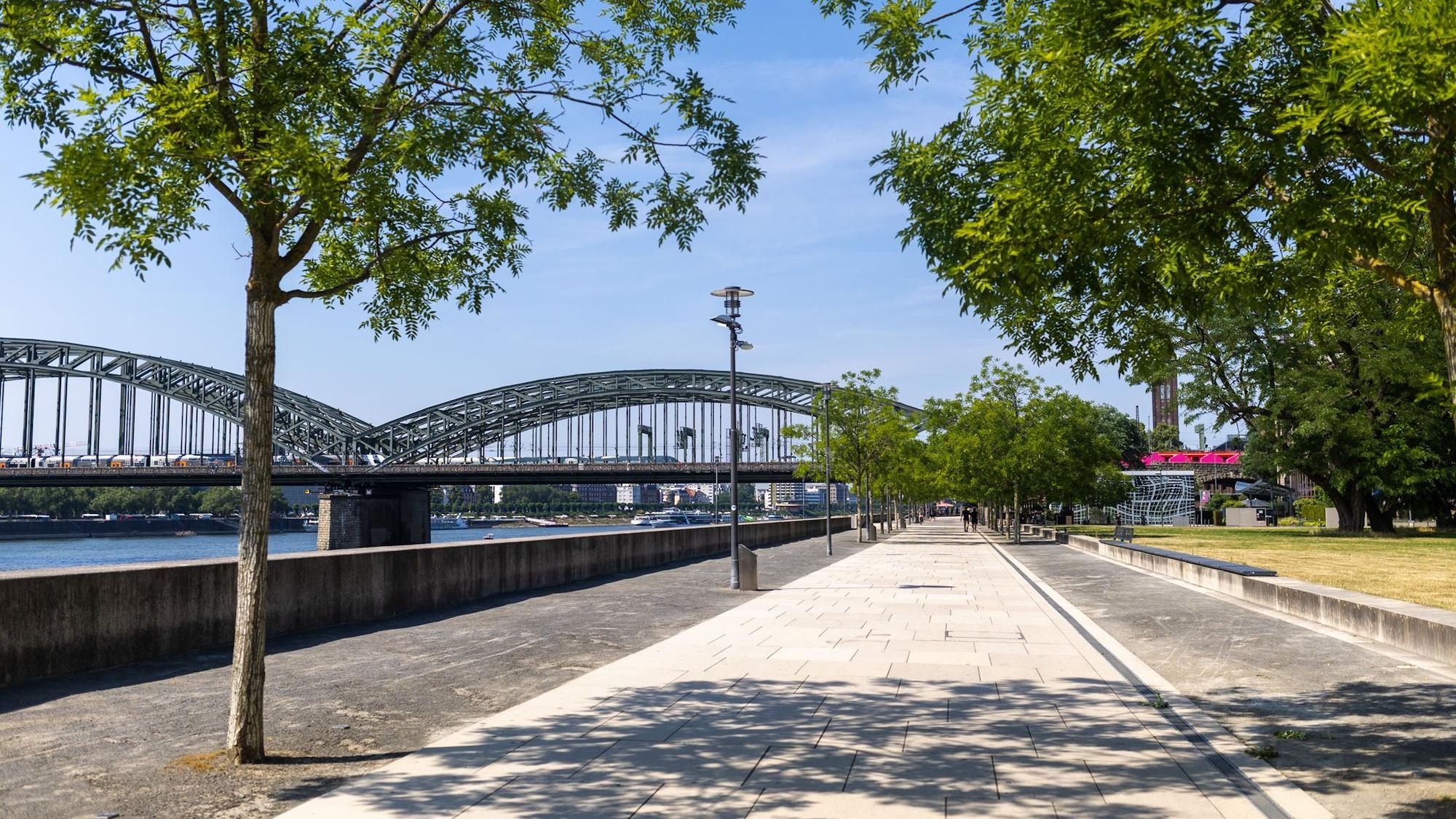 Blick auf den leeren Rheinboulevard