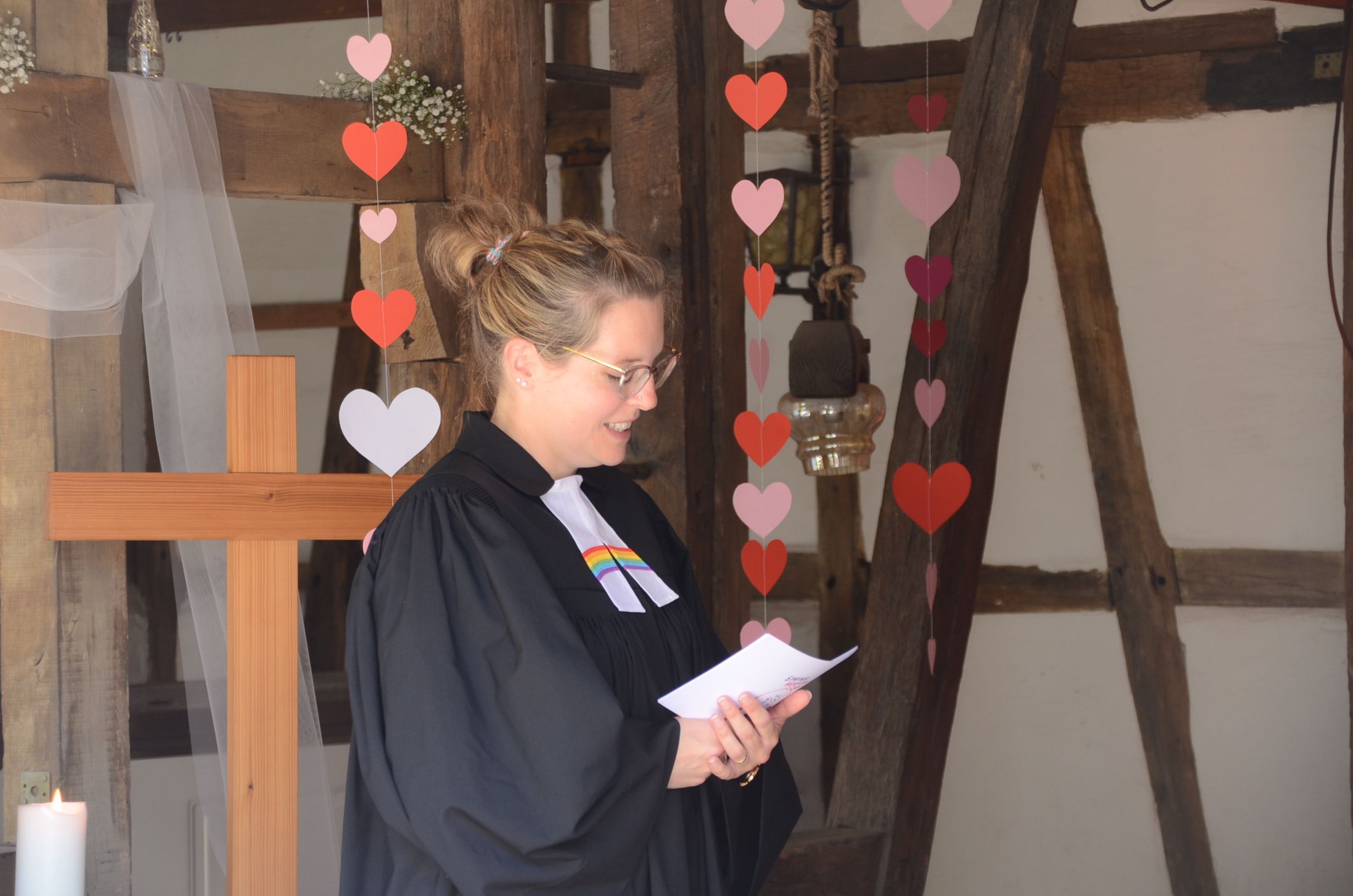 Eine evangelische Pfarrrerin zelebriert einen Gottesdienst.