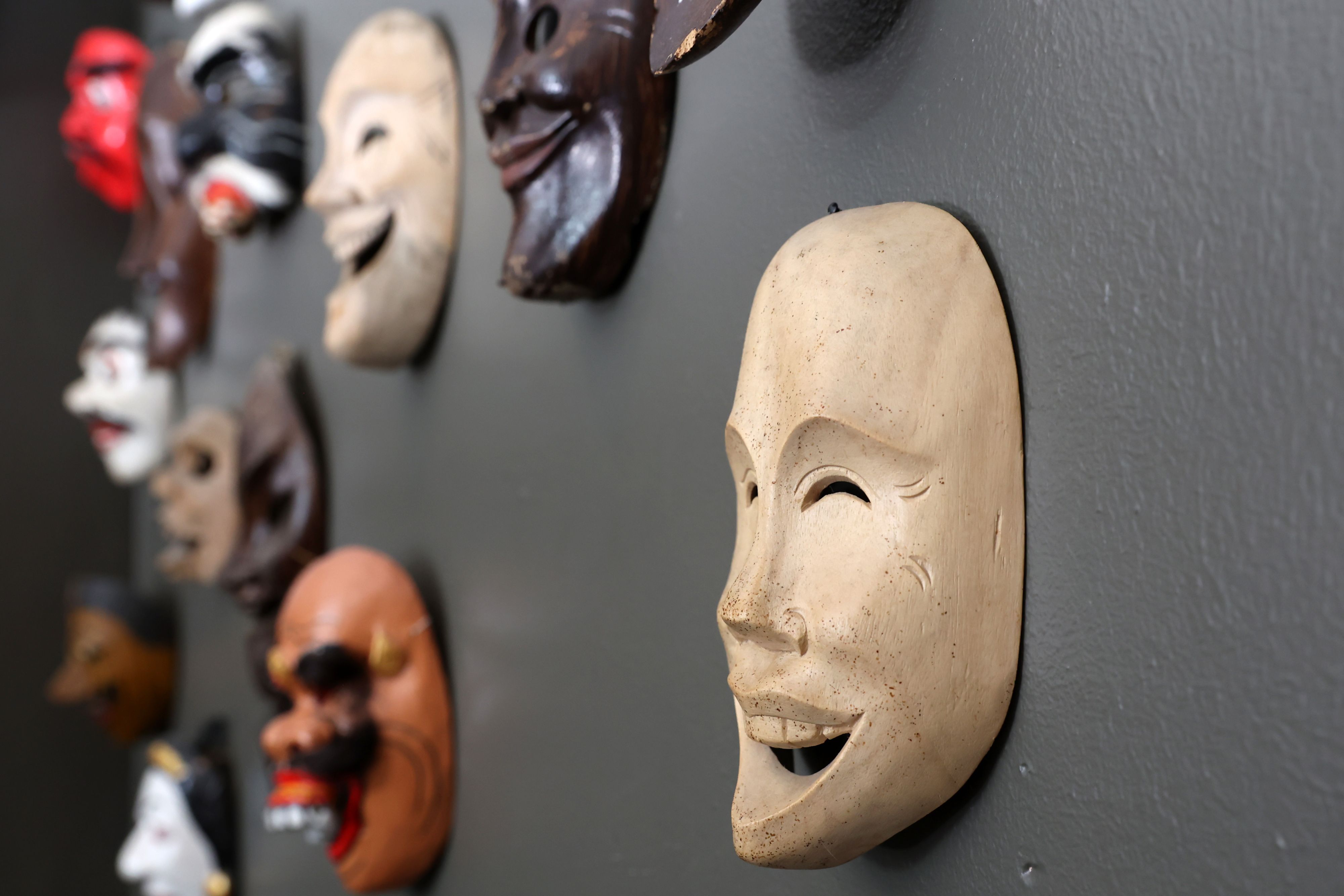 Deko an der Wand sind Holzmasken aus Indonesien.