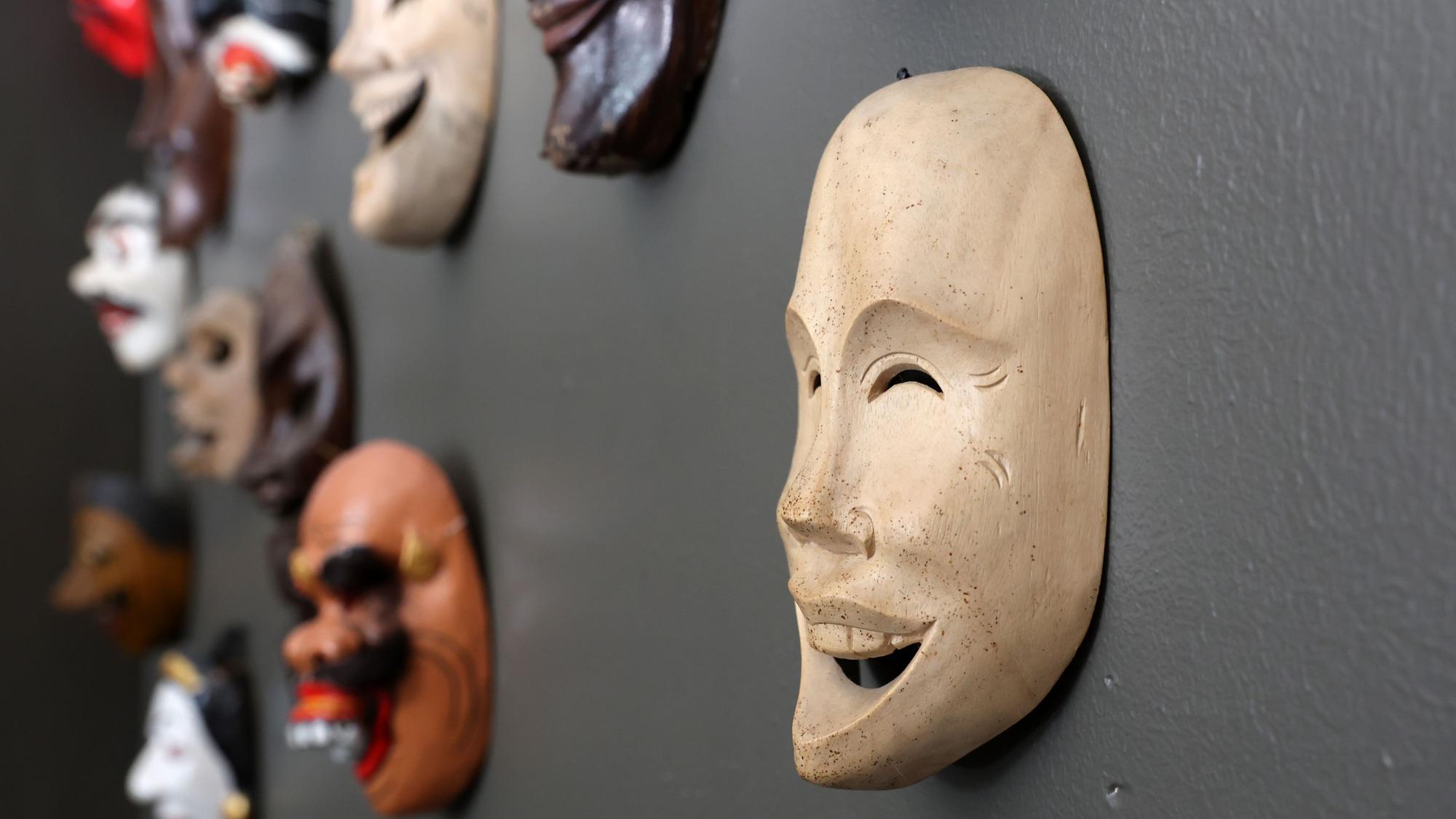 Deko an der Wand sind Holzmasken aus Indonesien.