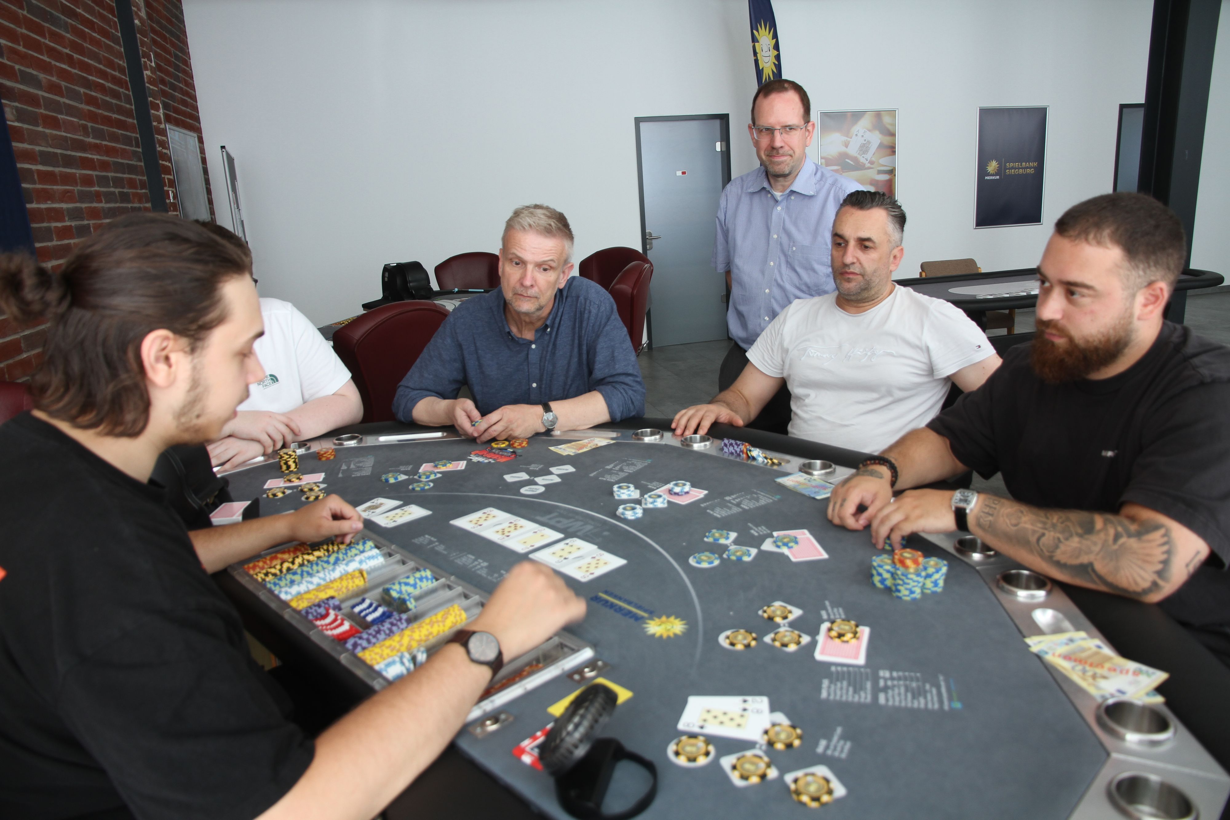 Merkur bildet künftige Mitarbeitende für die neue Spielbank in einem Ausbildungszentrum am Turm aus, Ultimate-Hold’em-Poker-Tisch