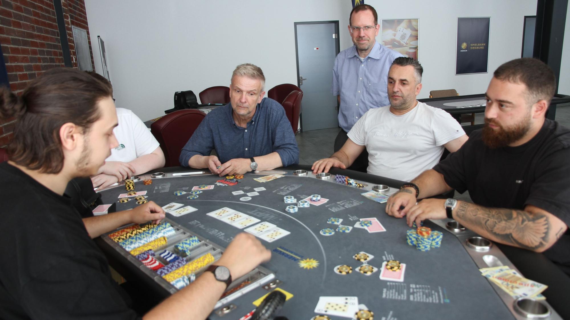 Merkur bildet künftige Mitarbeitende für die neue Spielbank in einem Ausbildungszentrum am Turm aus, Ultimate-Hold’em-Poker-Tisch