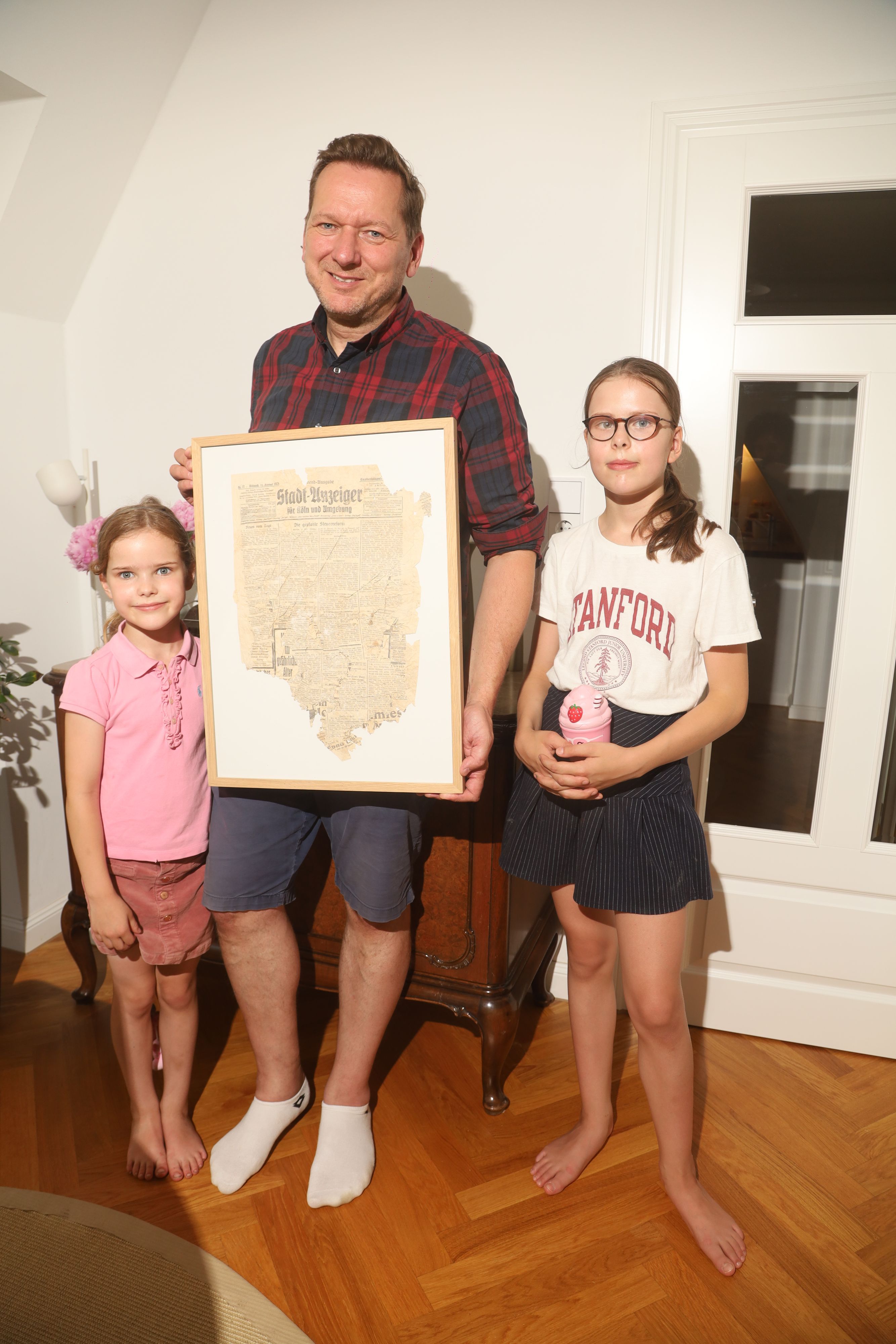 Christian B. Nienaber mit den Töchtern Marie (l.) und Charly und dem Fundstück.
