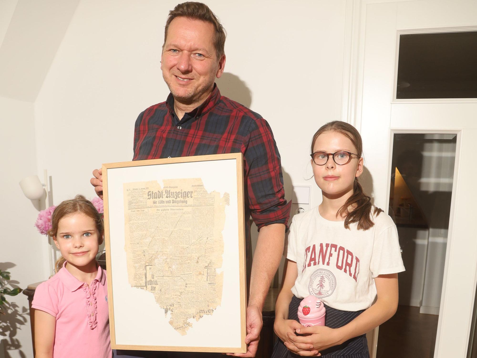 Christian B. Nienaber mit den Töchtern Marie (l.) und Charly und dem Fundstück.