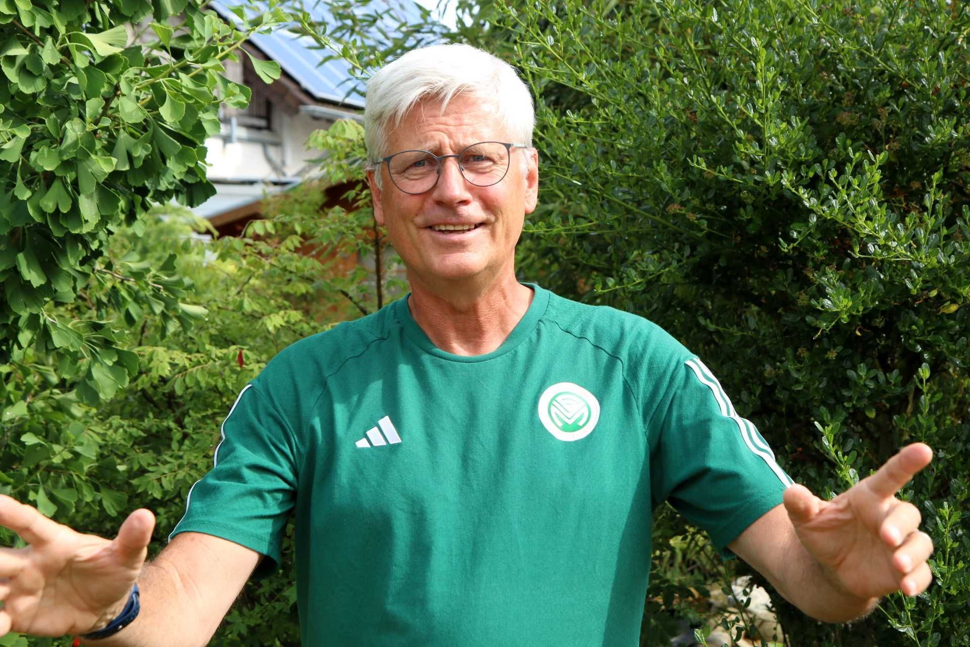Das Bild zeigt Uwe Stark, wie er eine Geste in die Kamera macht.