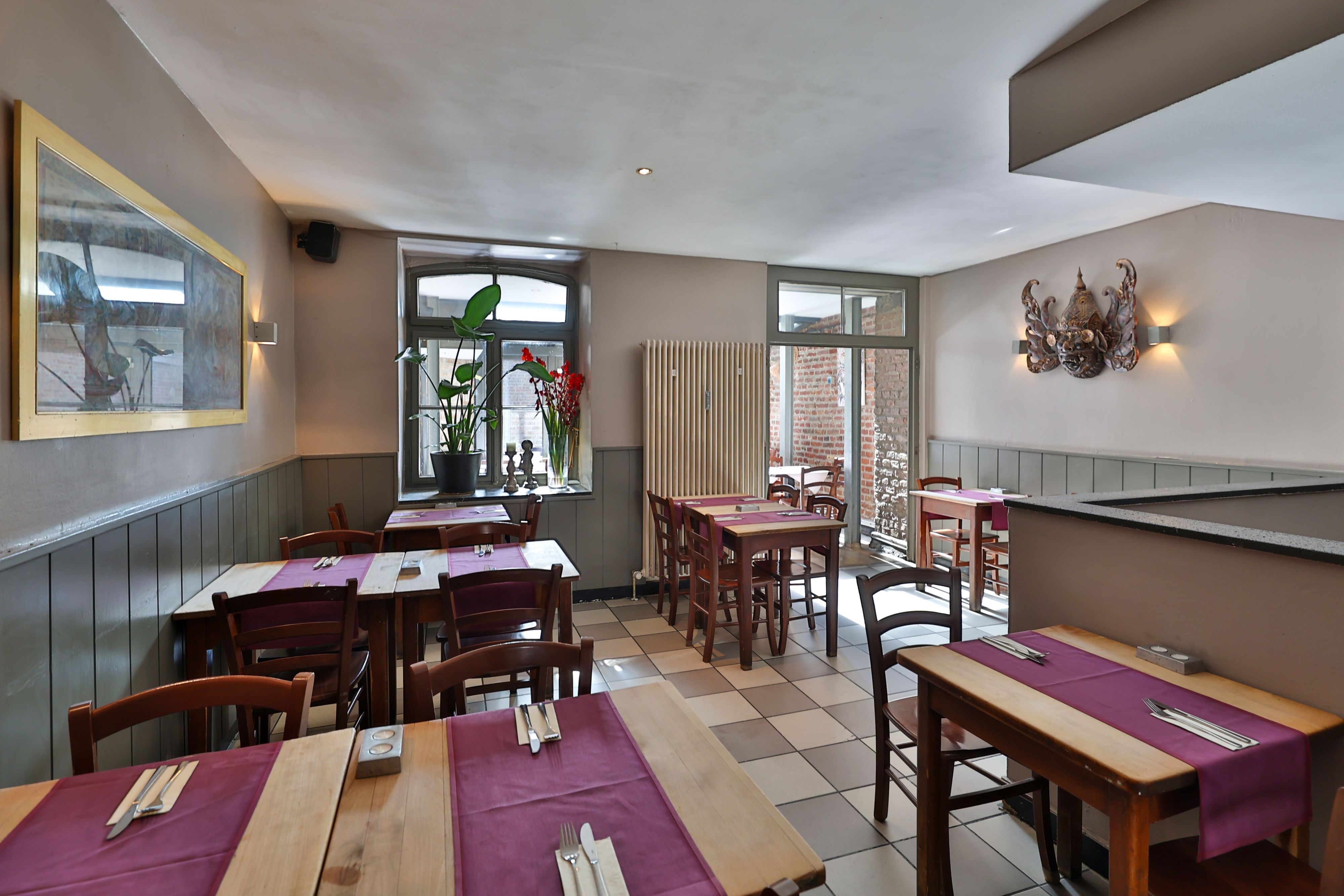 Der Innenraum ist zu sehen. Das „Warung Bayu“ ist eines der wenigen indonesischen Restaurants in Köln.