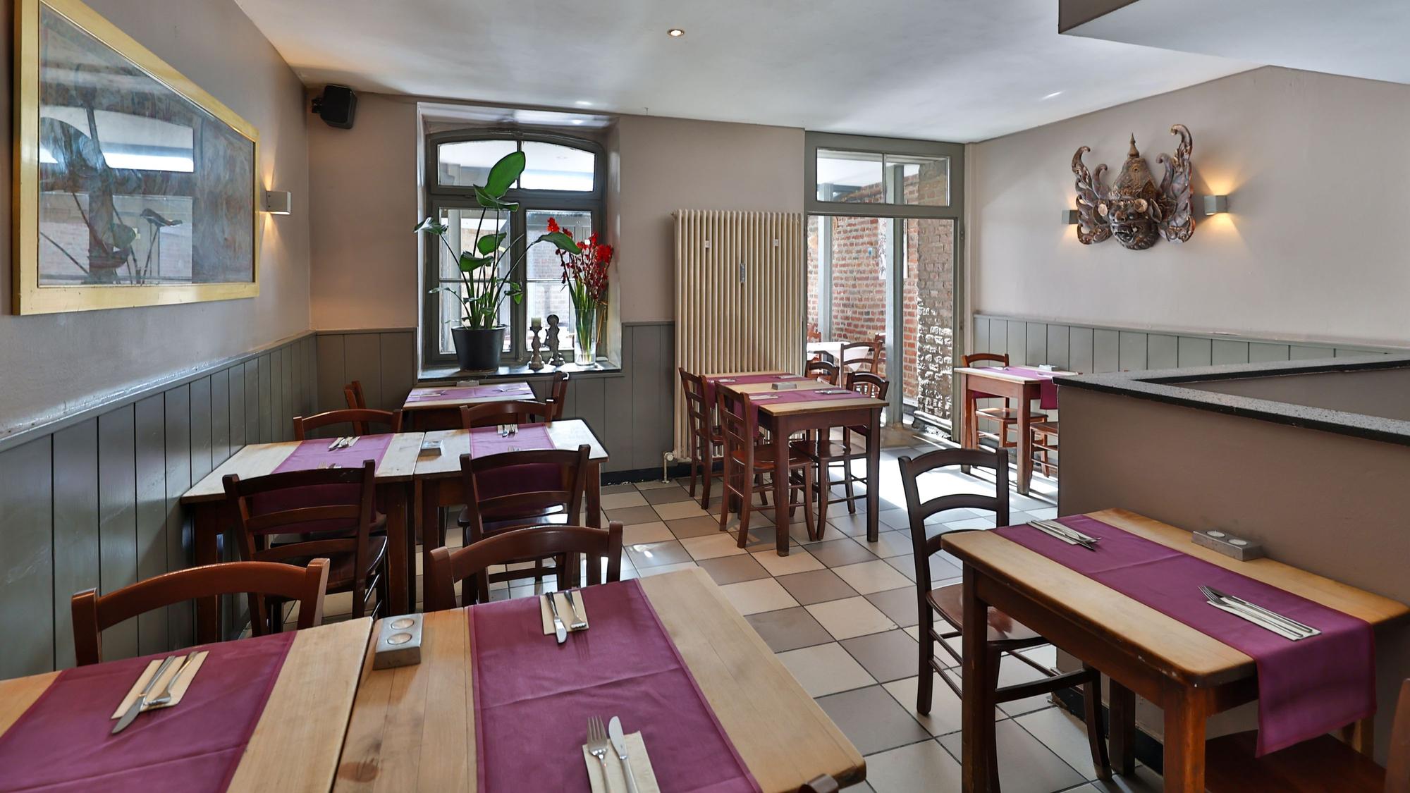 Der Innenraum ist zu sehen. Das „Warung Bayu“ ist eines der wenigen indonesischen Restaurants in Köln.