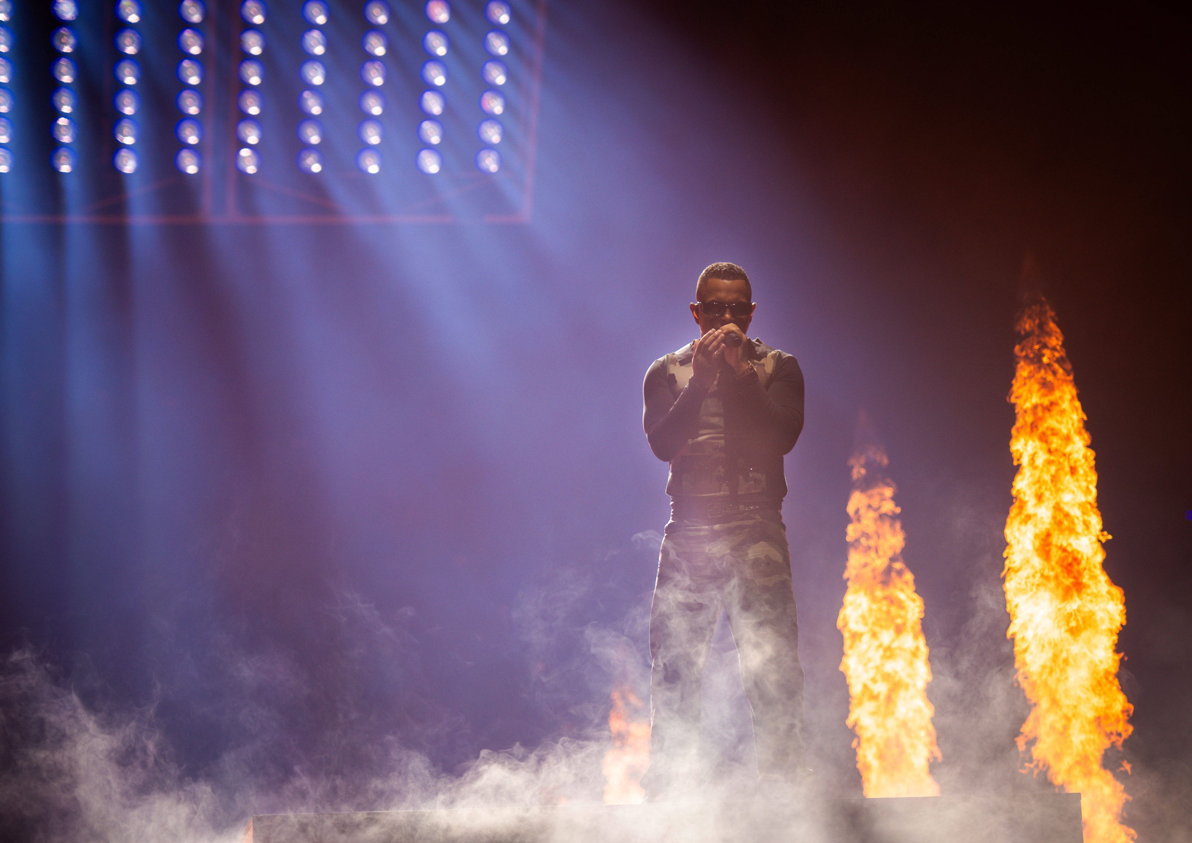 Rapper Luciano auf der Bühne.