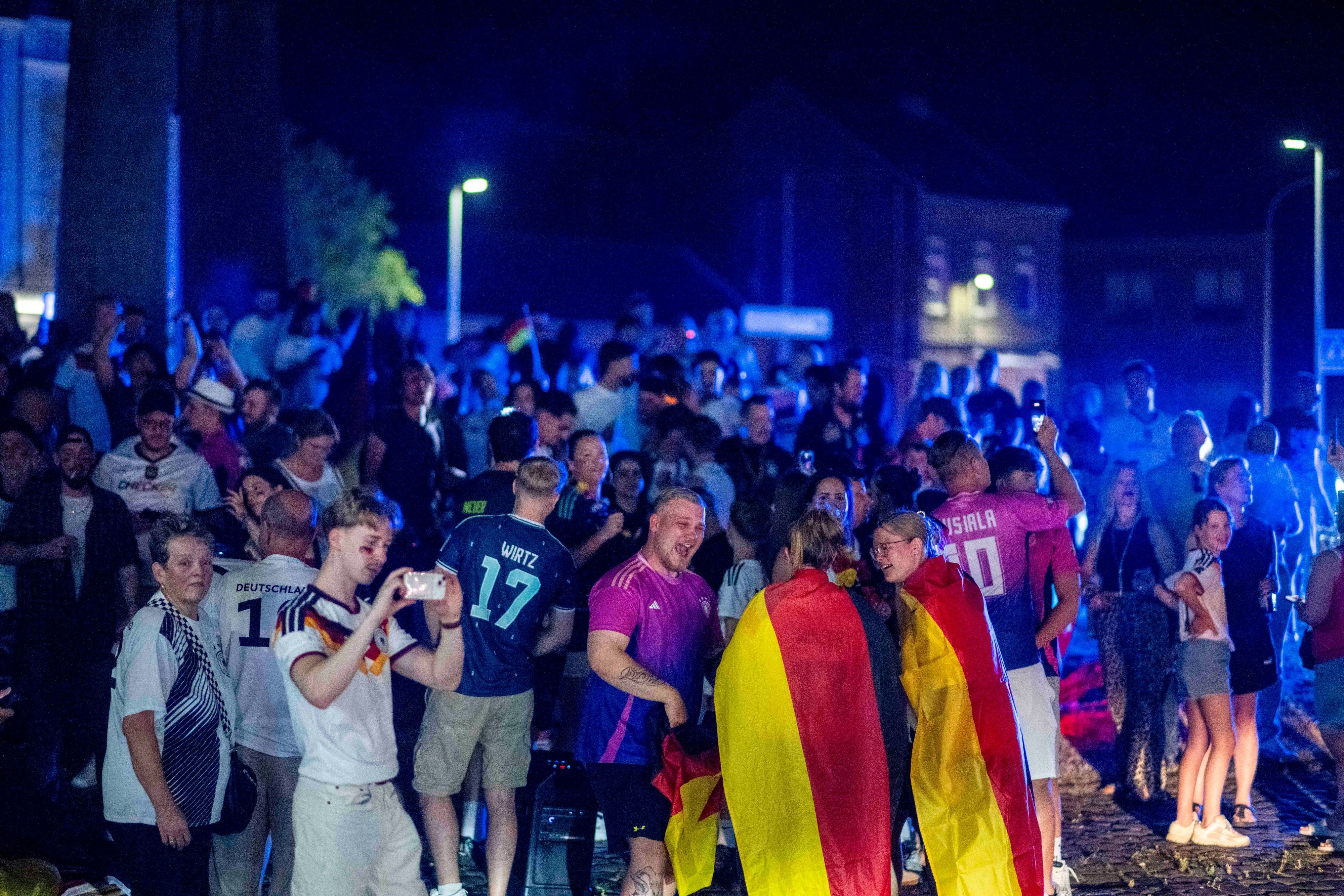 Das Bild zeigt Feiernde am Kreisel in Euskirchen.