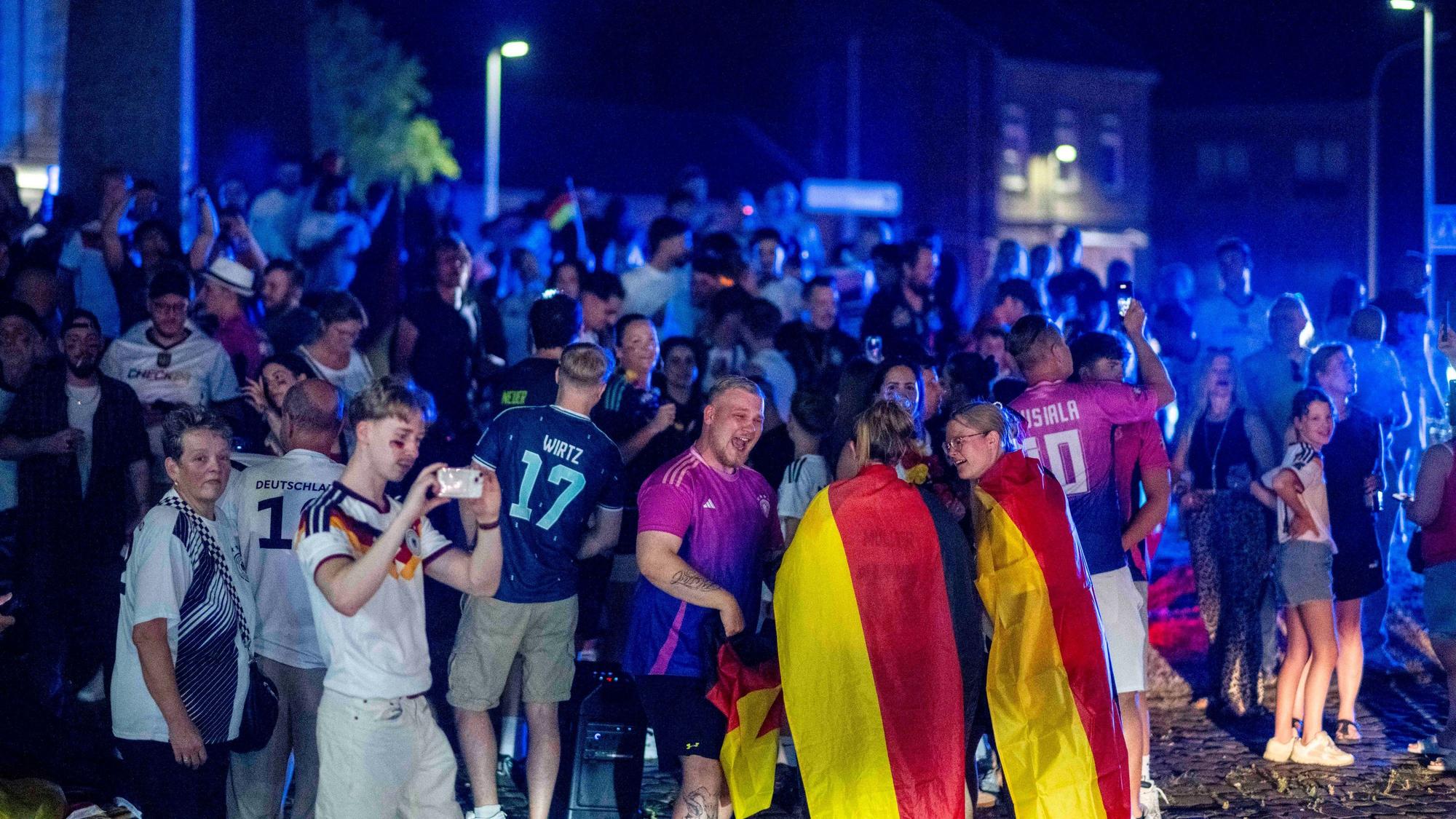 Das Bild zeigt Feiernde am Kreisel in Euskirchen.