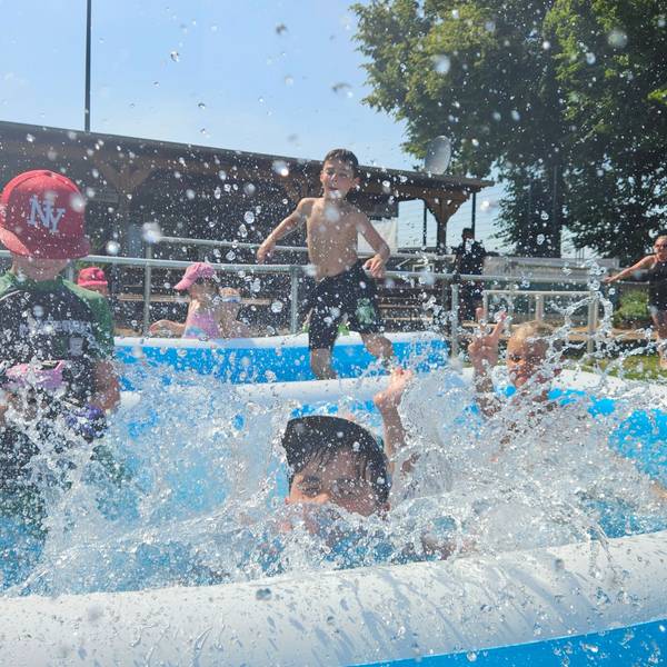 Kinder planschen in einem Pool,.