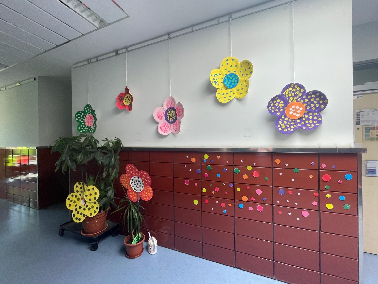 Blüten, Farben und Polka Dots: Die Arbeiten der Schülerinnen und Schüler spiegeln die Bildsprache der japanischen Künstlerin wider.