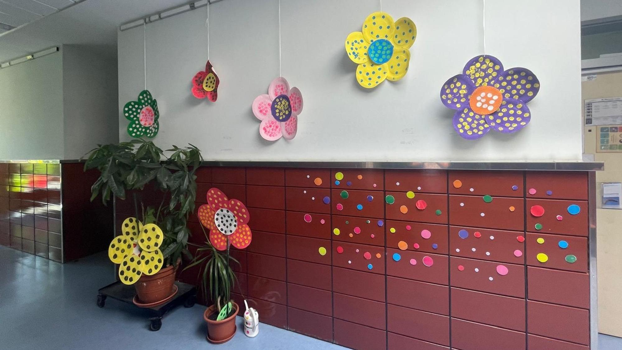 Blüten, Farben und Polka Dots: Die Arbeiten der Schülerinnen und Schüler spiegeln die Bildsprache der japanischen Künstlerin wider.