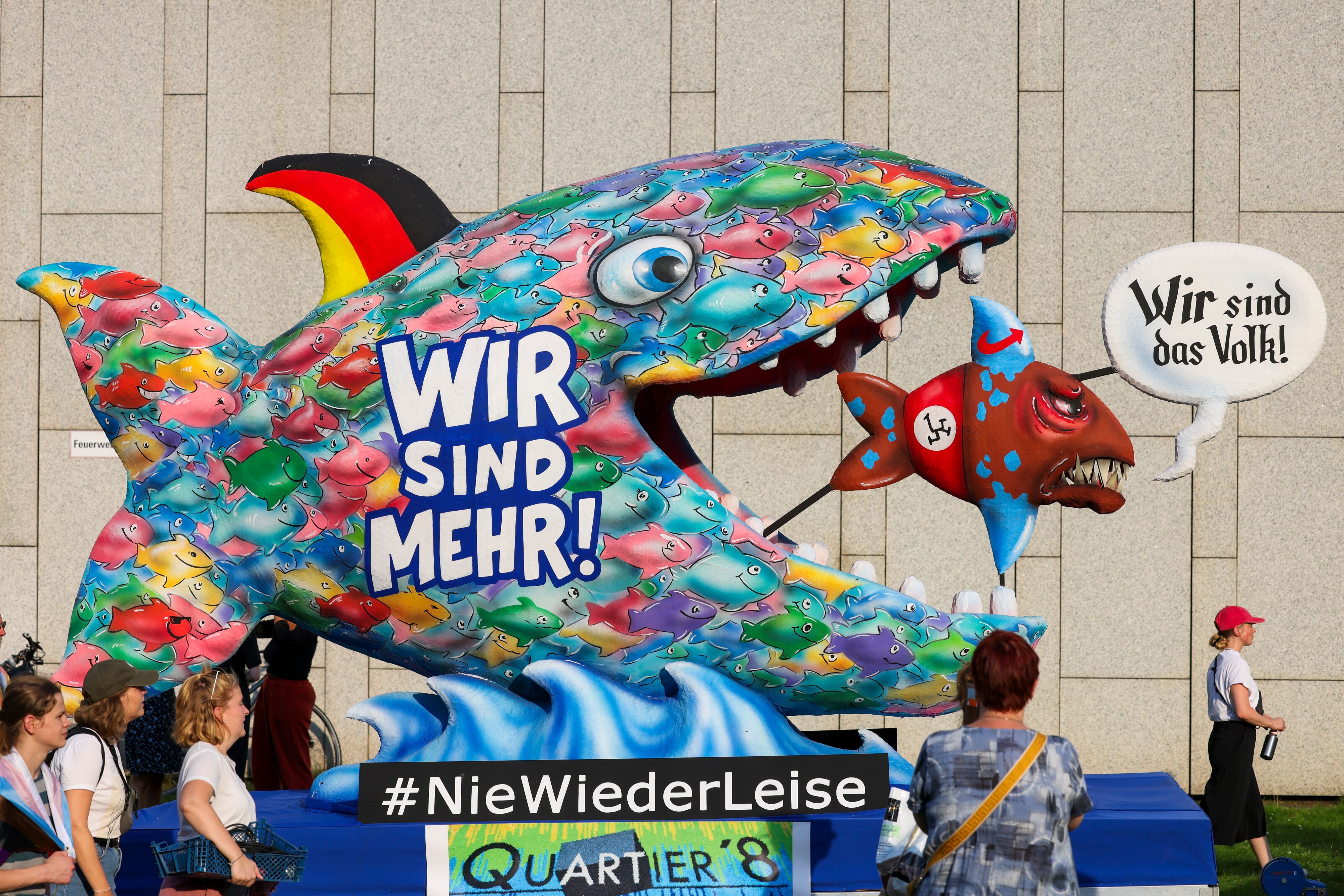Demokratie ist auch im Karneval ein Thema: der Demokratiefisch des Wagenbauers Jacques Tilly fuhr im Düsseldorfer Rosenmonatszug mit.