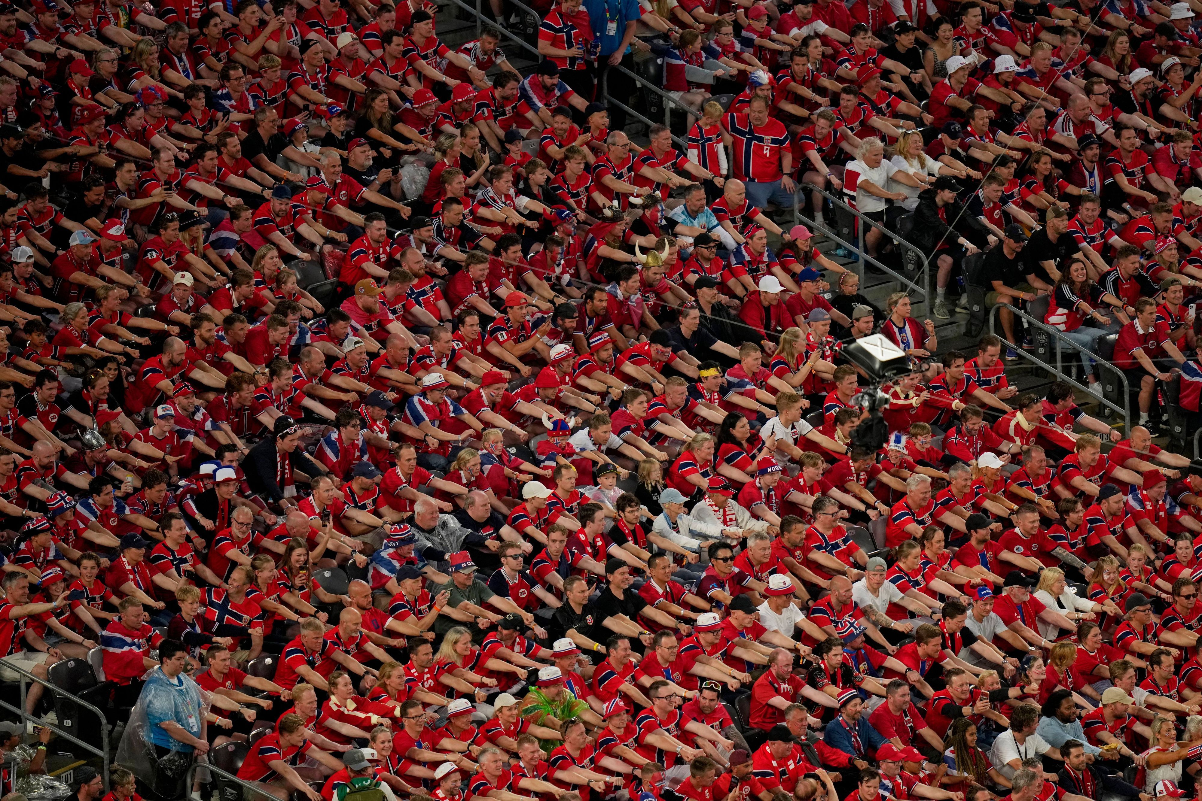22.06.2026, USA, East Rutherford: Fußball, Männer, WM 2026, Norwegen - Senegal, Vorrunde, Gruppe I, Spieltag 2, New York -New Jersey -Stadion, Norwegens Fans mit dem Ruder-Ritual während des Spiels. Foto: Seth Wenig/AP/dpa +++ dpa-Bildfunk +++
