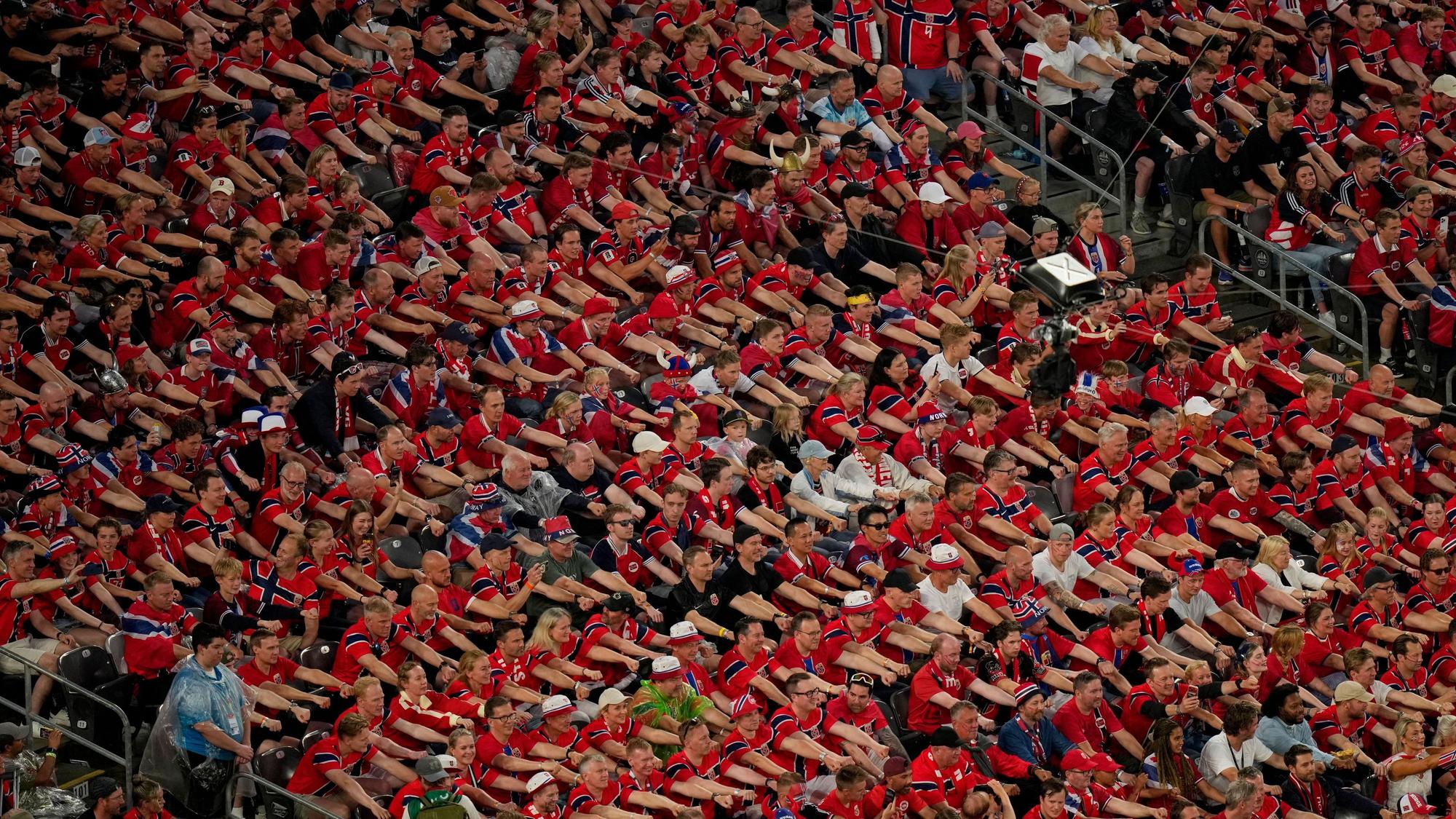 22.06.2026, USA, East Rutherford: Fußball, Männer, WM 2026, Norwegen - Senegal, Vorrunde, Gruppe I, Spieltag 2, New York -New Jersey -Stadion, Norwegens Fans mit dem Ruder-Ritual während des Spiels. Foto: Seth Wenig/AP/dpa +++ dpa-Bildfunk +++