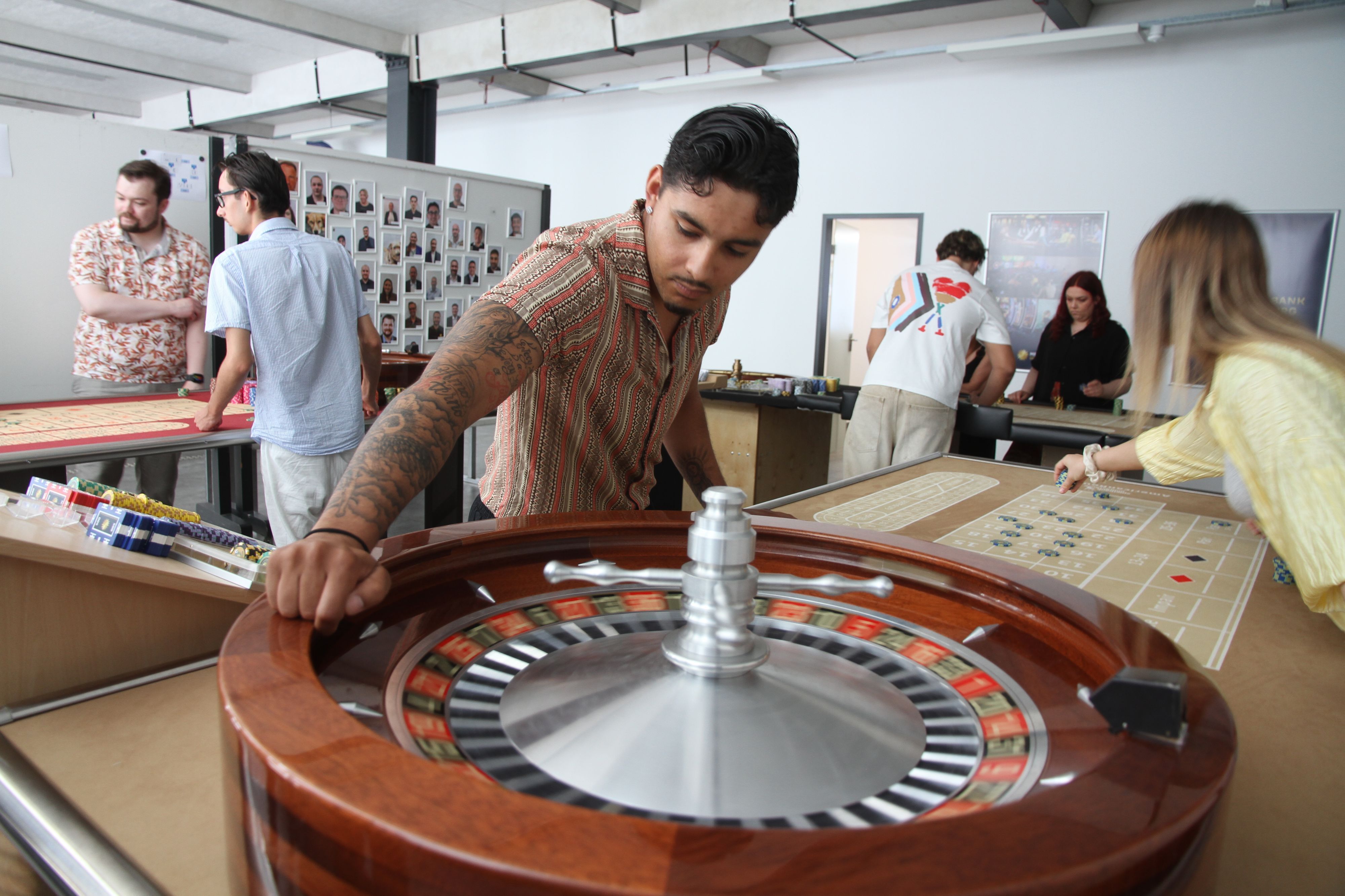 Merkur bildet künftige Mitarbeitende für die neue Spielbank in einem Ausbildungszentrum am Turm aus, American Roulette
