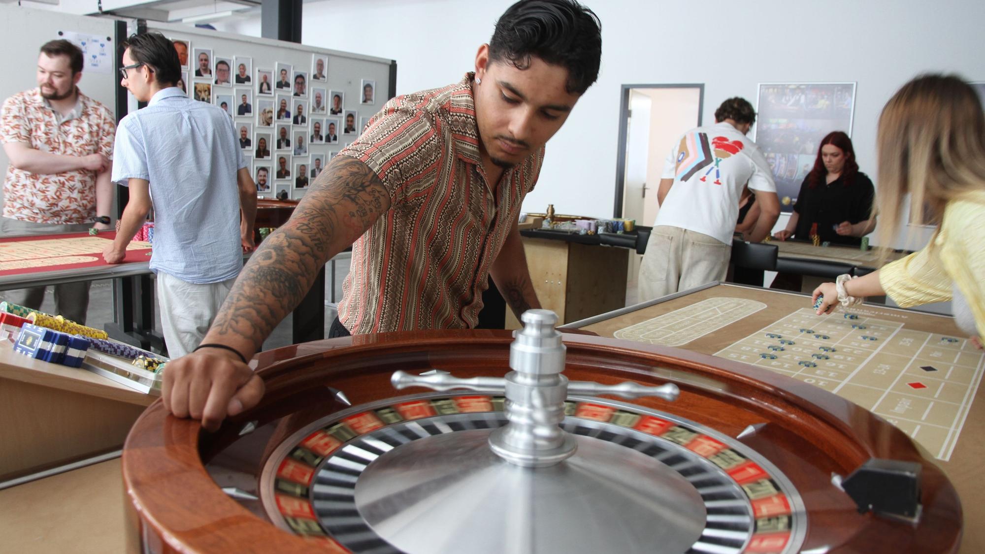 Merkur bildet künftige Mitarbeitende für die neue Spielbank in einem Ausbildungszentrum am Turm aus, American Roulette