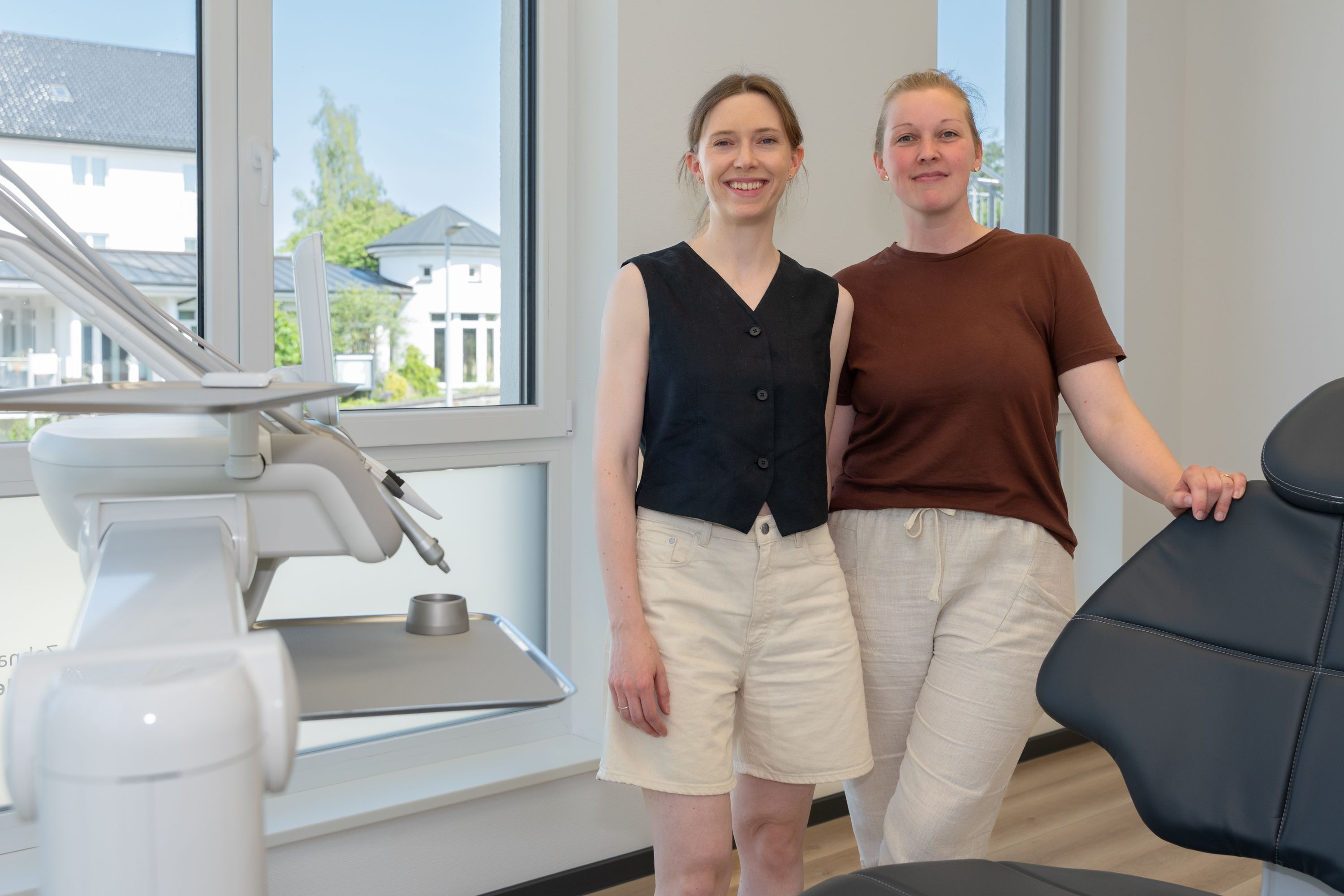 Das Foto zeigt die Praxisgründerinnen Dr. Meike Mertens (links) und Jasmin Bonnen.