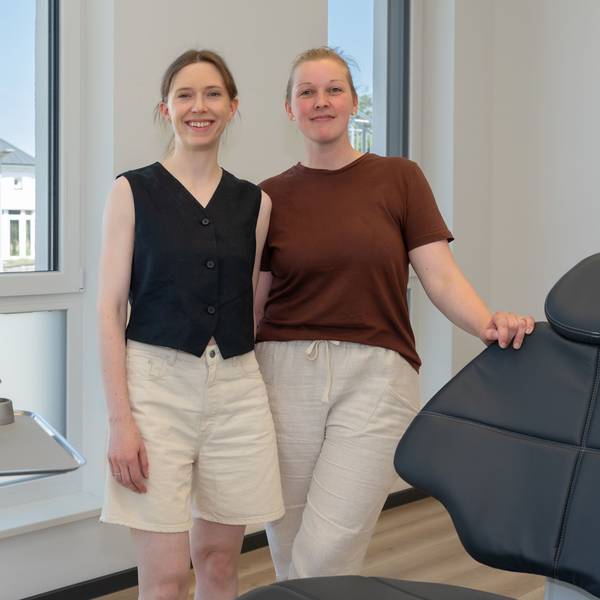 Das Foto zeigt die Praxisgründerinnen Dr. Meike Mertens (links) und Jasmin Bonnen.