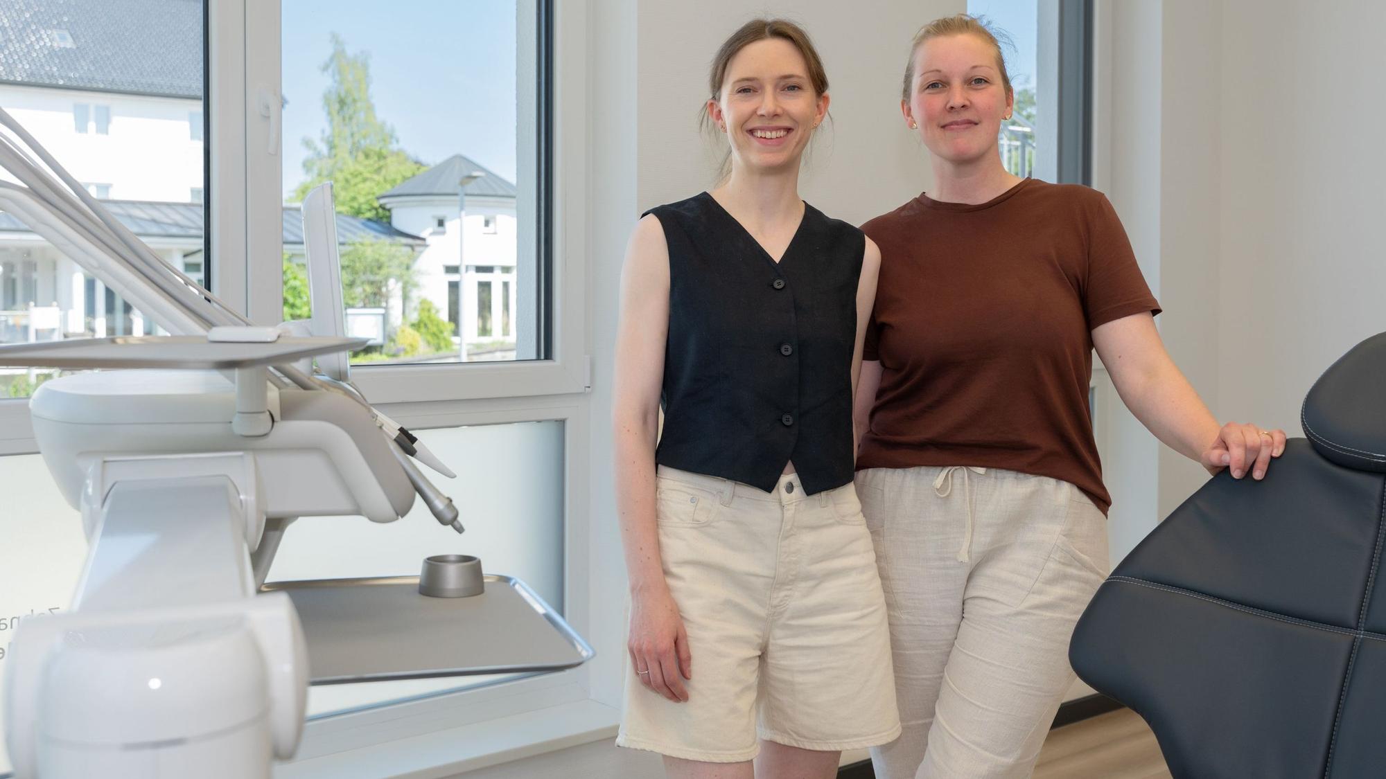 Das Foto zeigt die Praxisgründerinnen Dr. Meike Mertens (links) und Jasmin Bonnen.